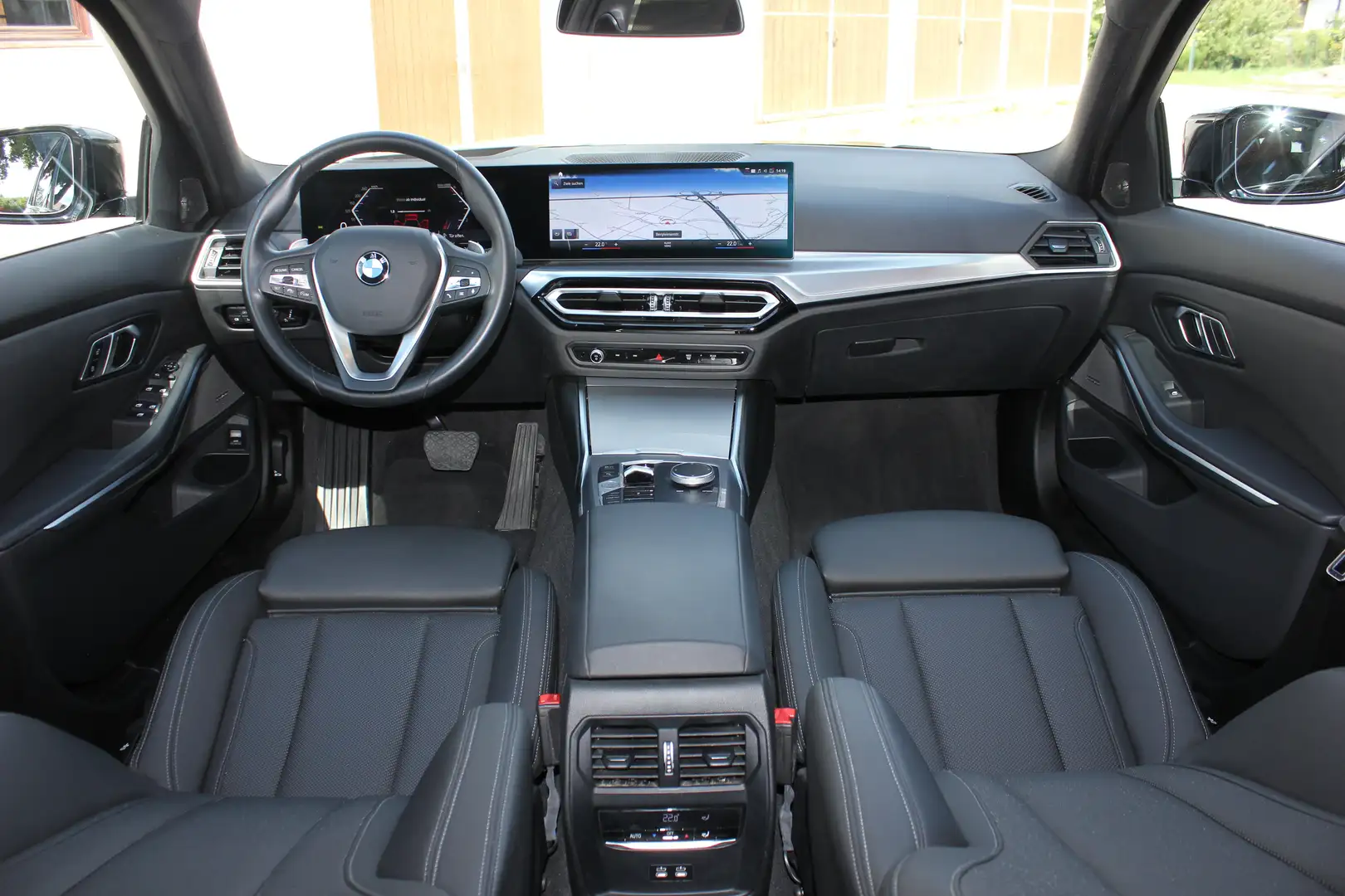 BMW 318 318 d Touring Aut. Pano Leder RFK Standhzg 1.Hd Schwarz - 2