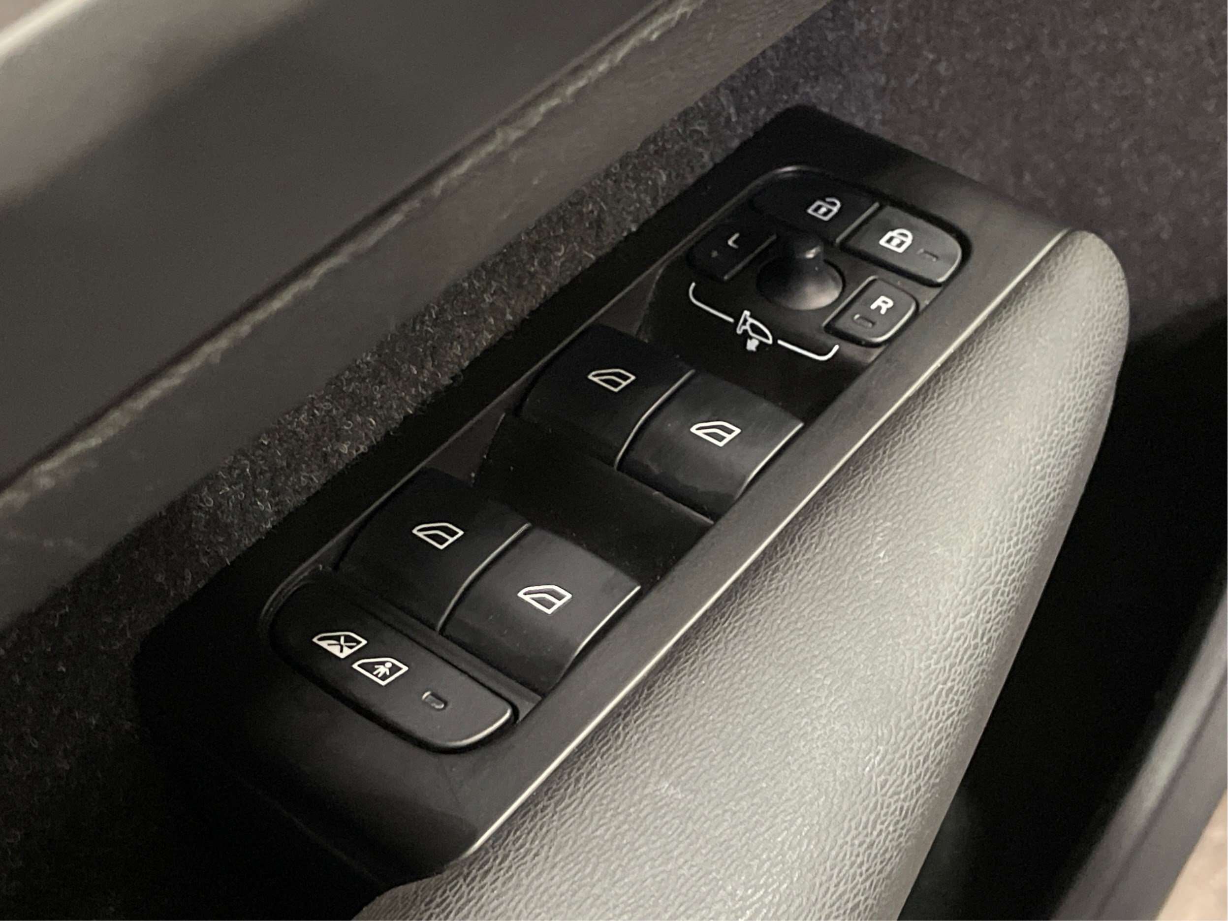 2021 Volvo XC40 P8 Recharge eAWD Semi-cuir Toit Pano Sièges Chauff thumb 28