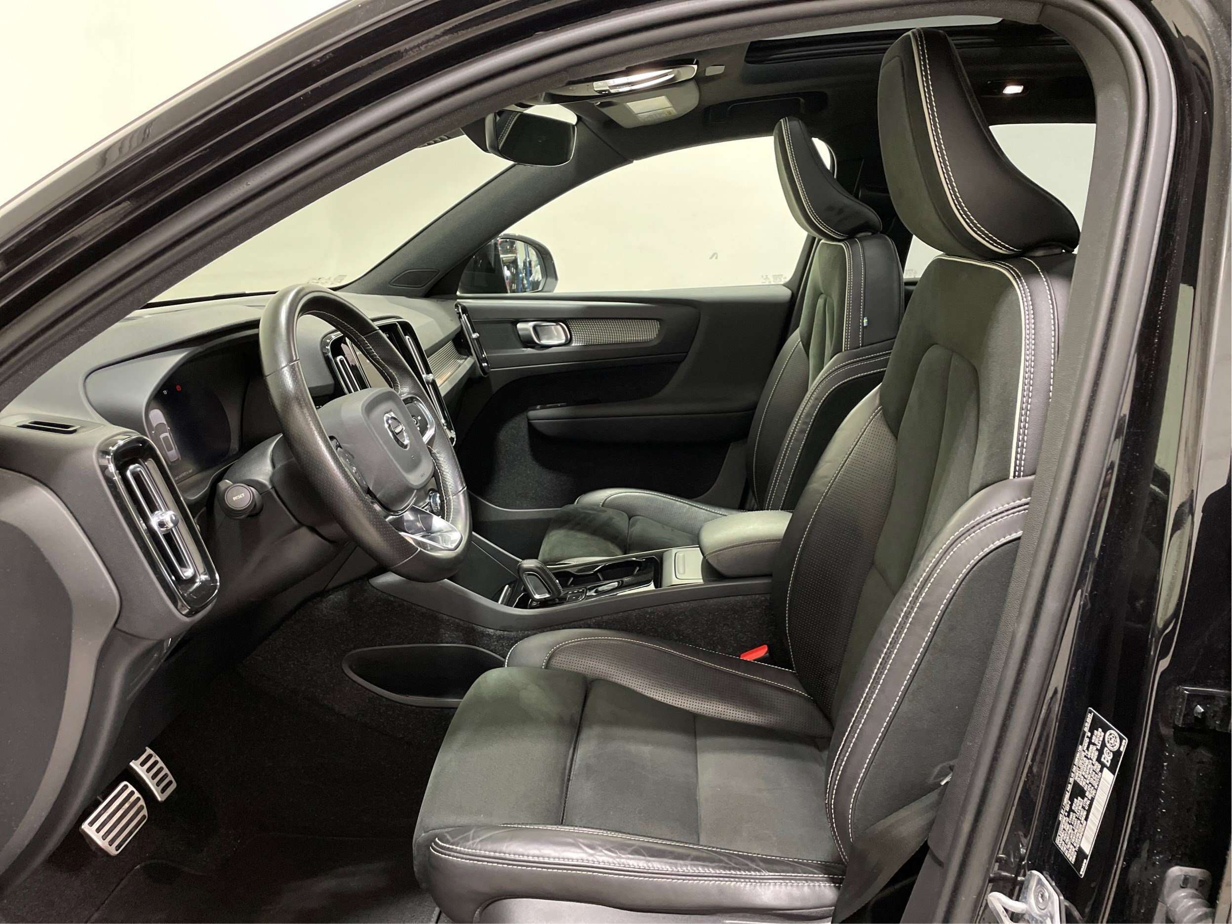 2021 Volvo XC40 P8 Recharge eAWD Semi-cuir Toit Pano Sièges Chauff alt 5