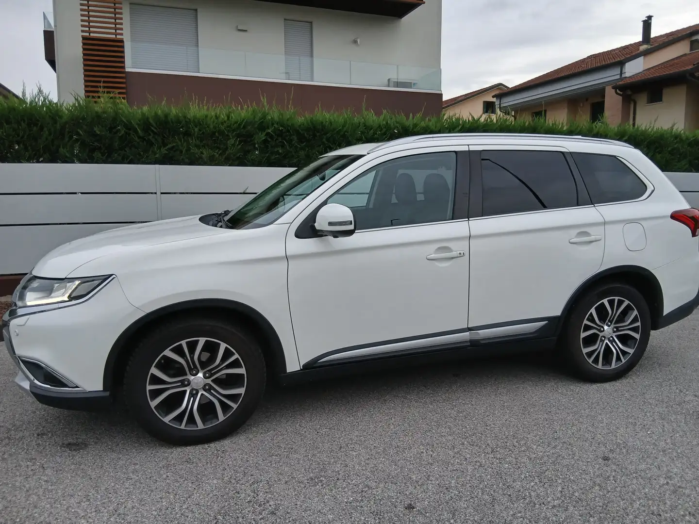 Mitsubishi Outlander 2.2 Instyle Plus Diamond Pack awd a € 199 Bianco - 1