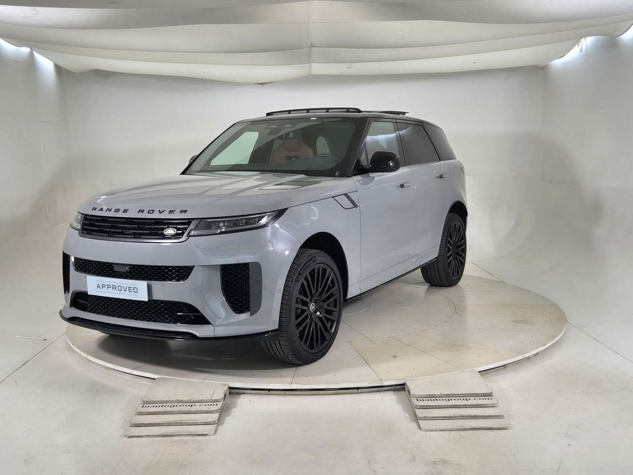 Land Rover Range Rover Sport 5P SUV SWB P635 AWD AT SV