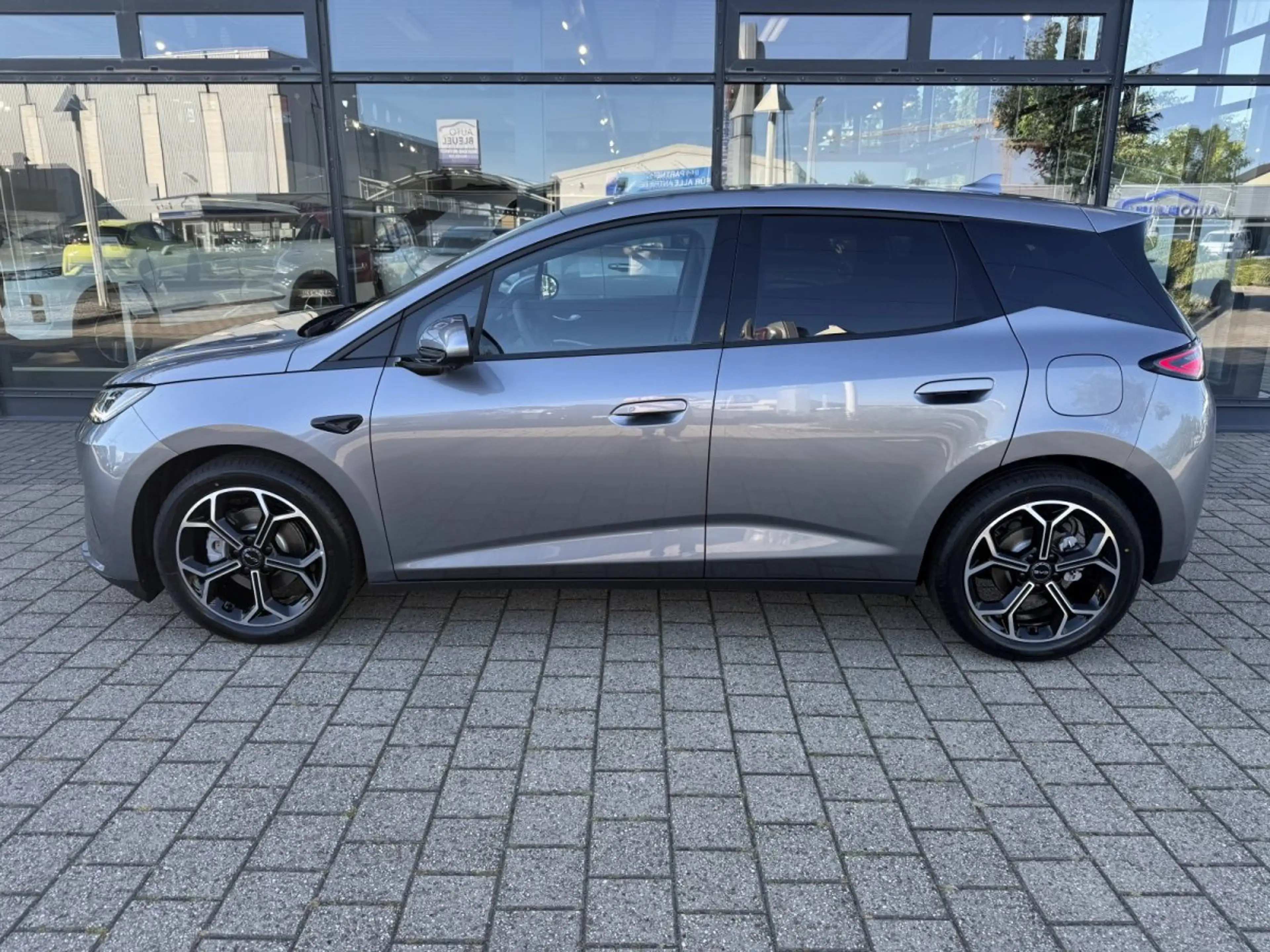 BYD Dolphin G DM-i Comfort*18,3 kWh  *Glasdach*Head-Up*360Grad* — photo 2