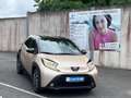 Toyota Aygo X 1.0 VVT-i Sitzhzg - PDC v+h - R.Kam - Kl.autom Beige - thumbnail 1