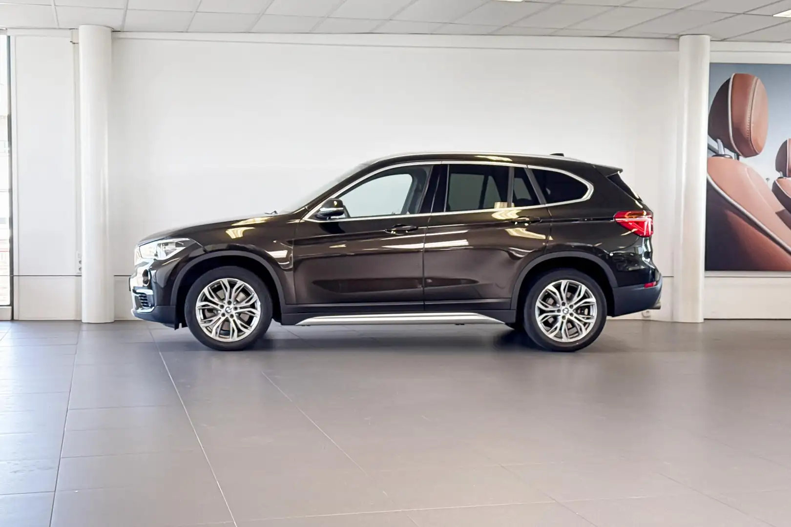 BMW X1 sDrive20i High Executive | X-Line | Stoelverwarmin Braun - 2