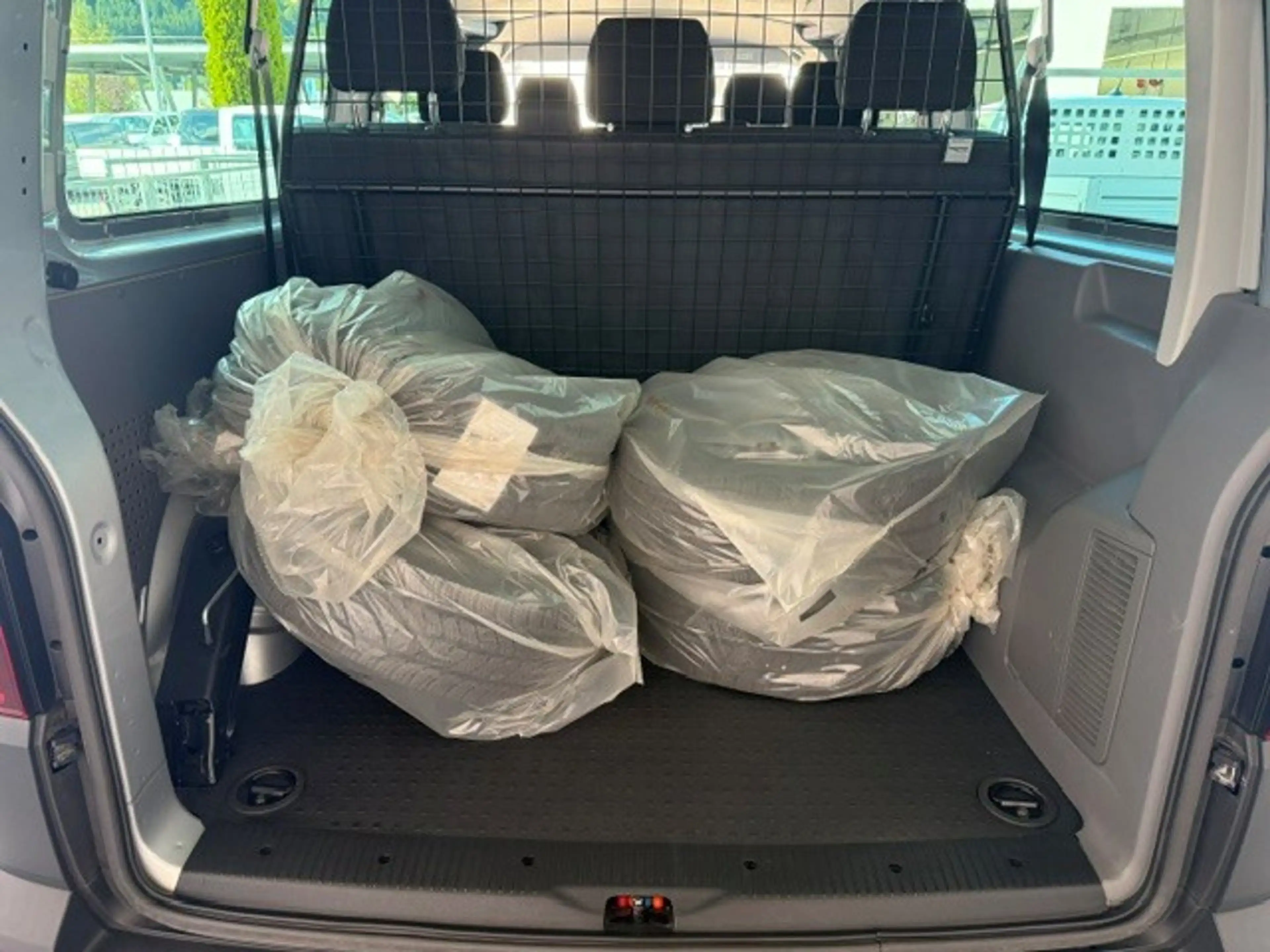 Volkswagen T6.1 Transporter Kombi LR TDI — photo 10