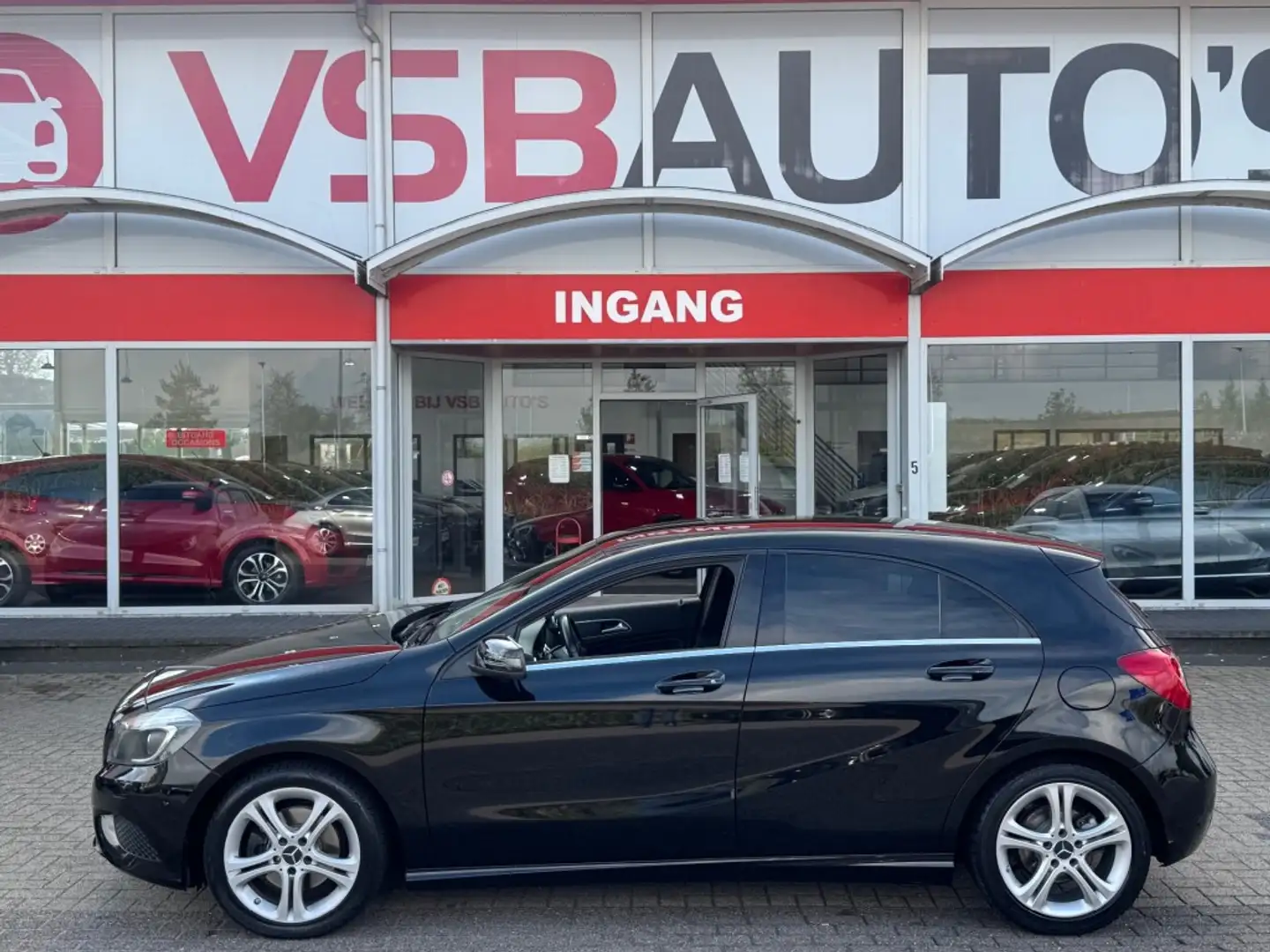 Mercedes-Benz A 180 A 180 AUT. SPORT LED HALF-LEER CARPLAY NAVI CAMERA Noir - 2
