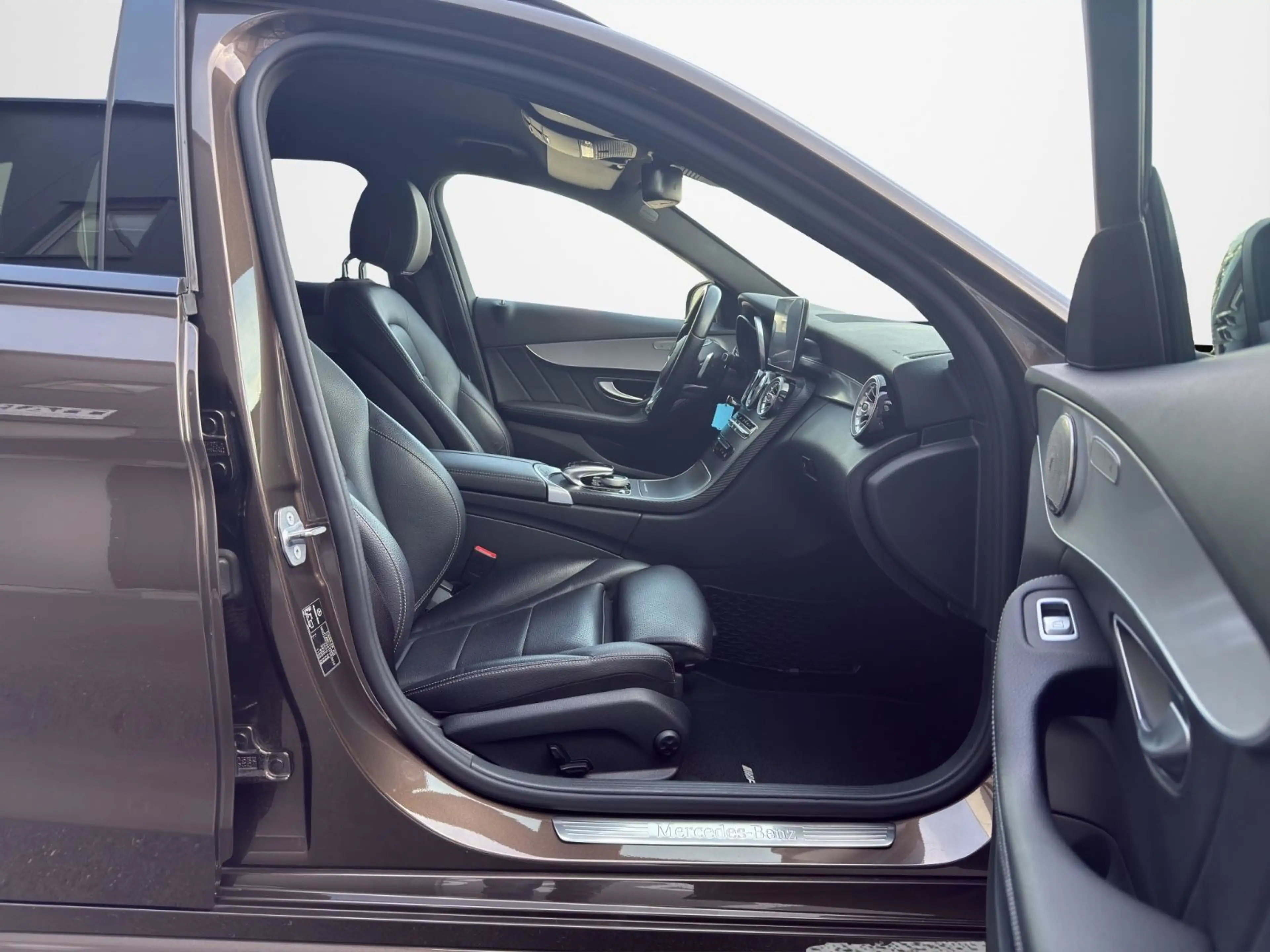 Mercedes-Benz C 180 CGI*AMG*LED*HEADUP*TOTWINKEL*CARPLAY*LEDER* — photo 10