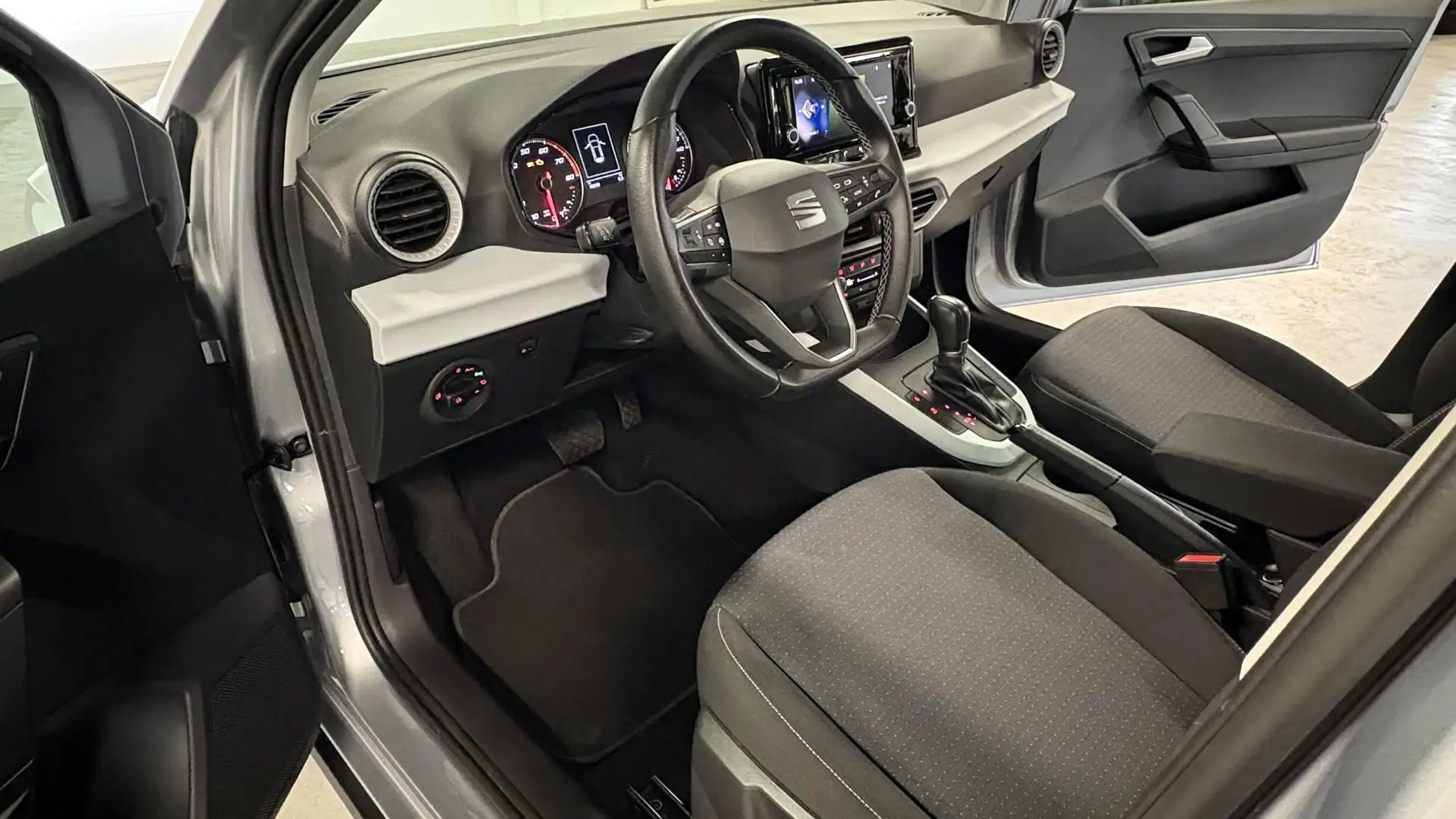 SEAT Arona 1.0 TSI Style | 1 jr BOVAG garantie | Automaat | 1 Zilver - 2