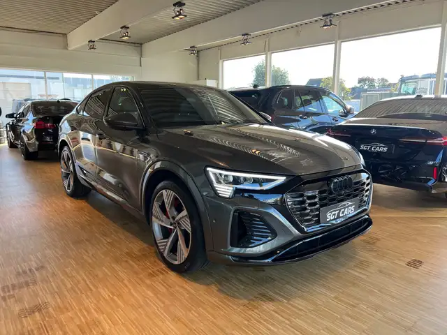 Audi Q8 e-tron 106 kWh 55 S line - Pano - Matrix - B&0 - ACC - Keyless - Sfeerver. - Assist Pack Tour & Park - 360 Camera - Shadow Plus