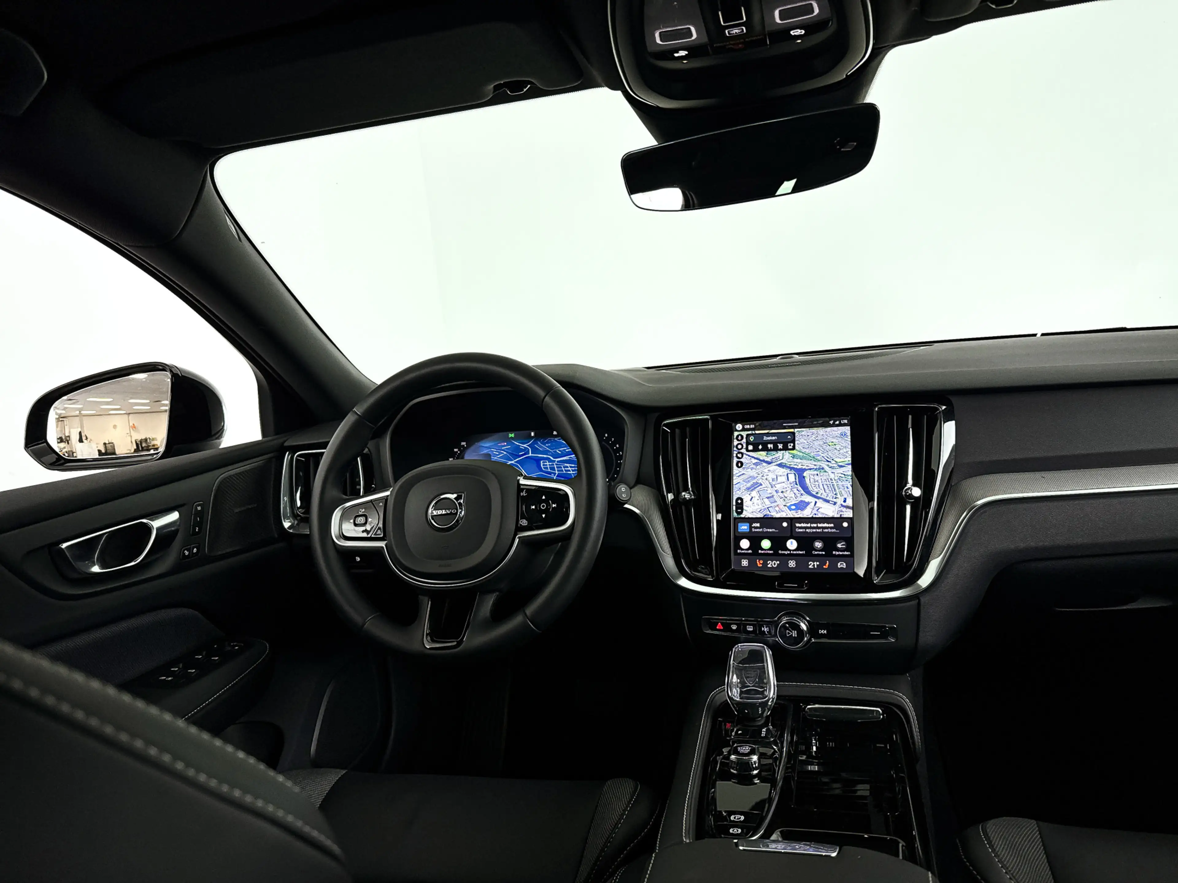 Volvo V60 T8 Plug-in hybrid AWD Plus Dark | SOH 100% | Panor — photo 9
