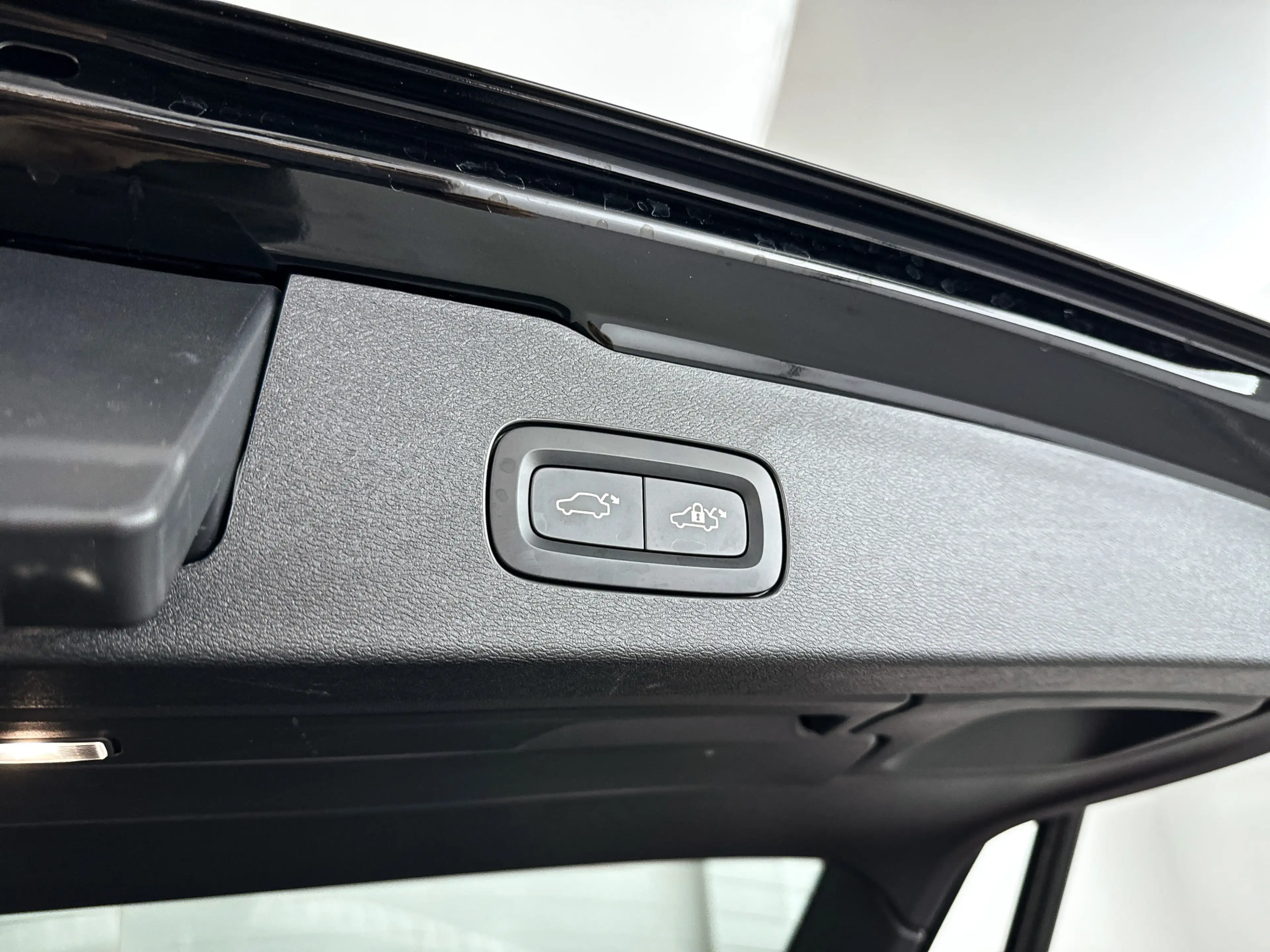 Volvo V60 T8 Plug-in hybrid AWD Plus Dark | SOH 100% | Panor — photo 15