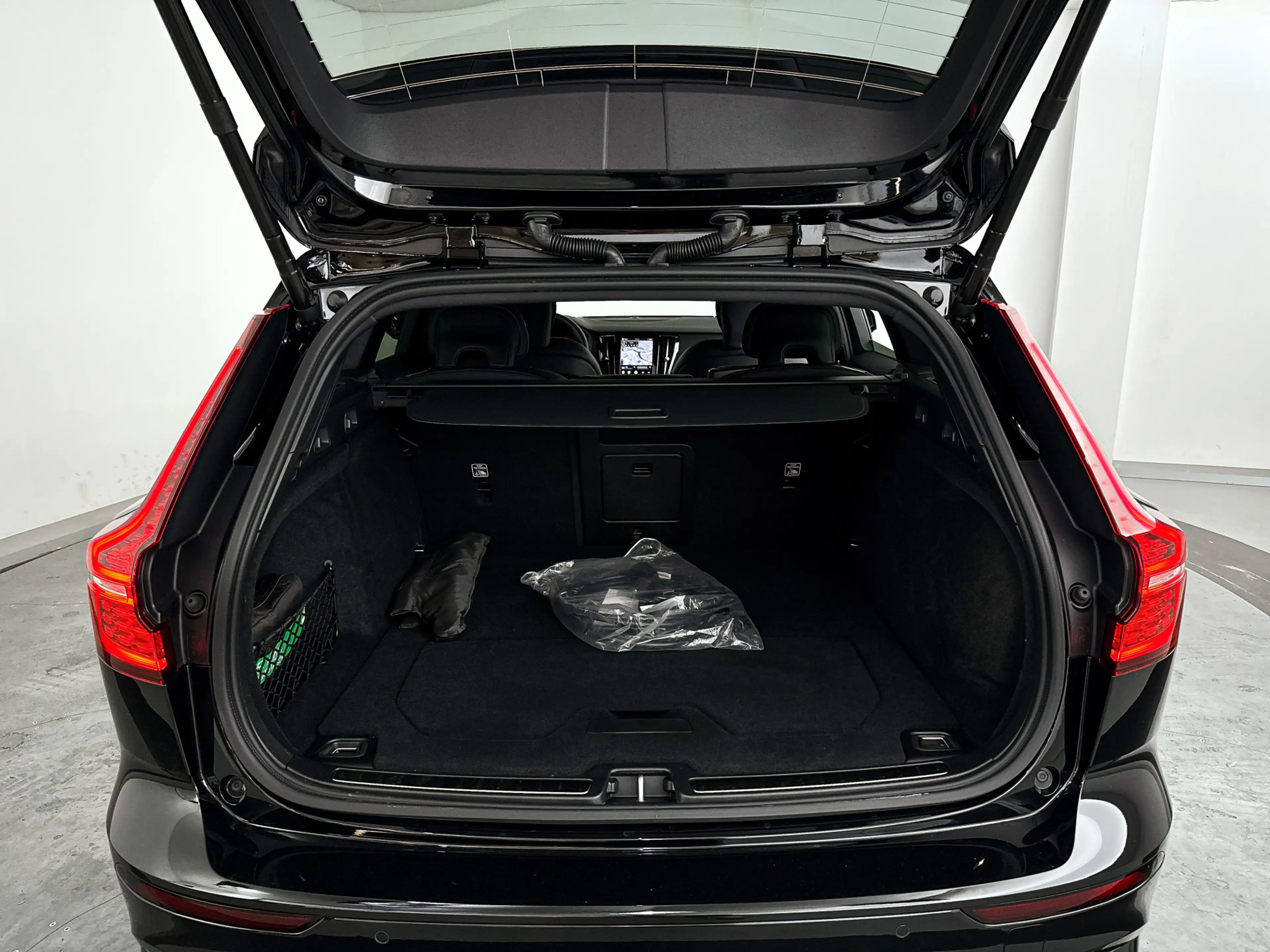 Volvo V60 T8 Plug-in hybrid AWD Plus Dark | SOH 100% | Panor — photo 14