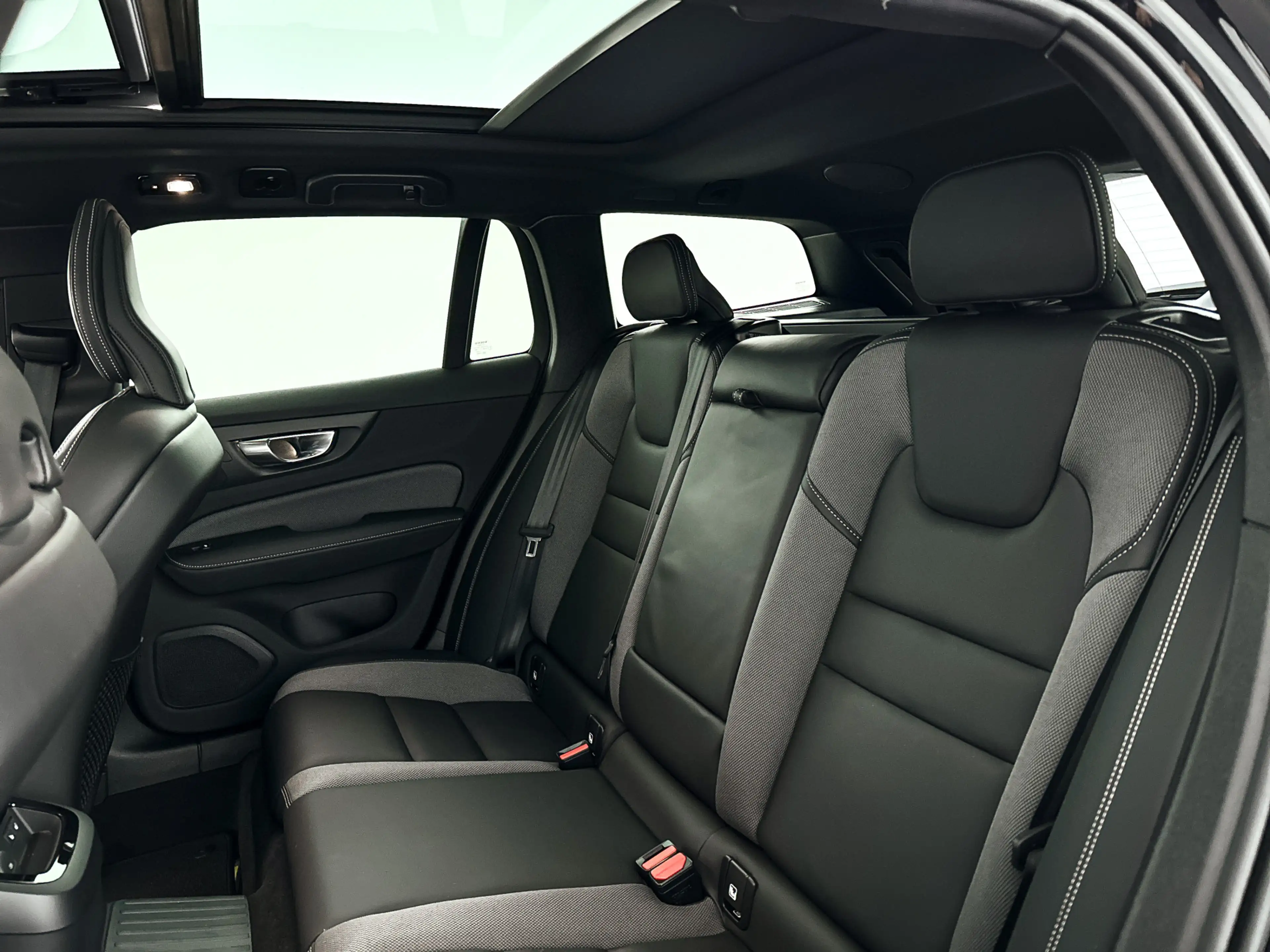 Volvo V60 T8 Plug-in hybrid AWD Plus Dark | SOH 100% | Panor — photo 13