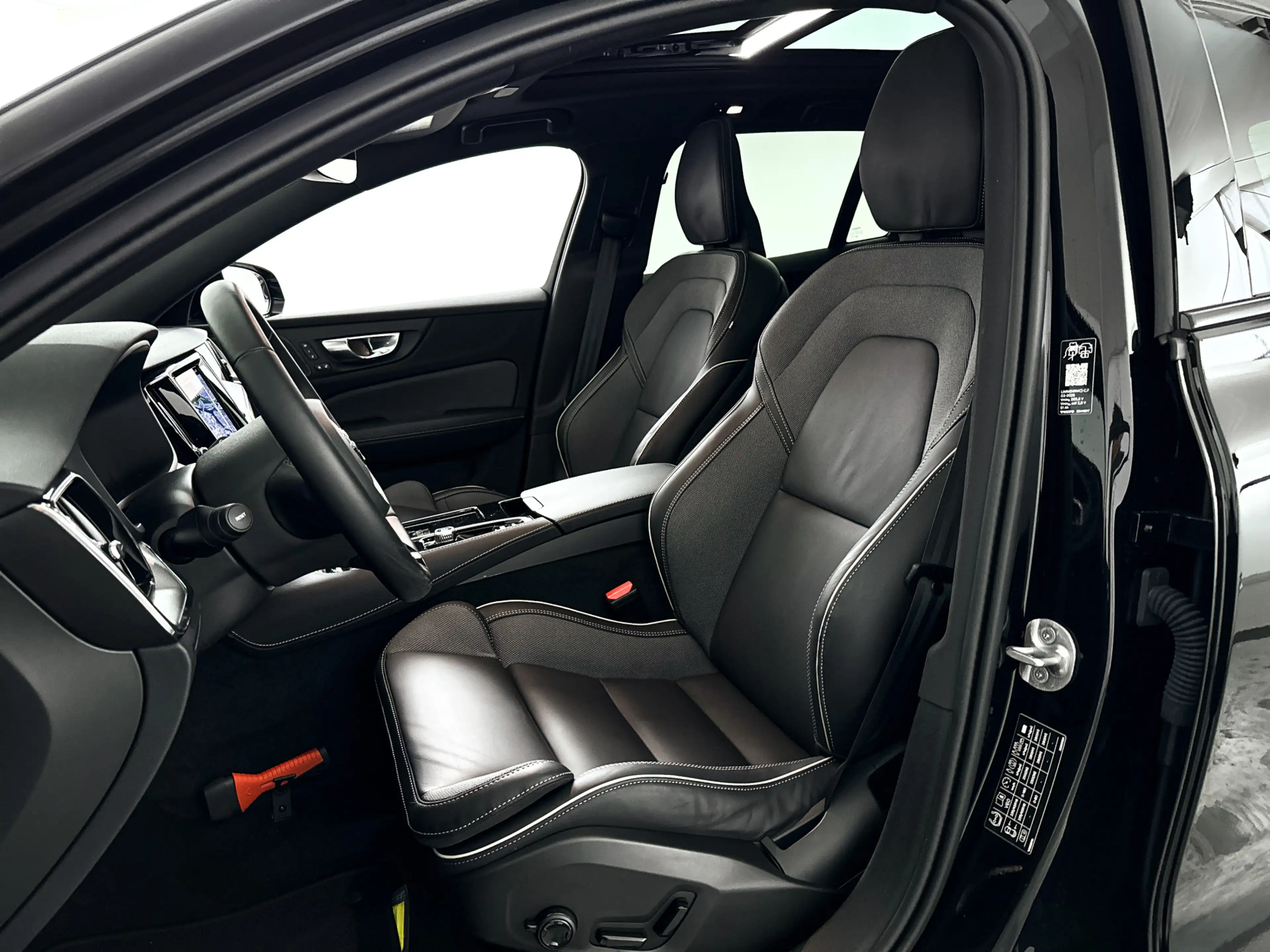 Volvo V60 T8 Plug-in hybrid AWD Plus Dark | SOH 100% | Panor — photo 6