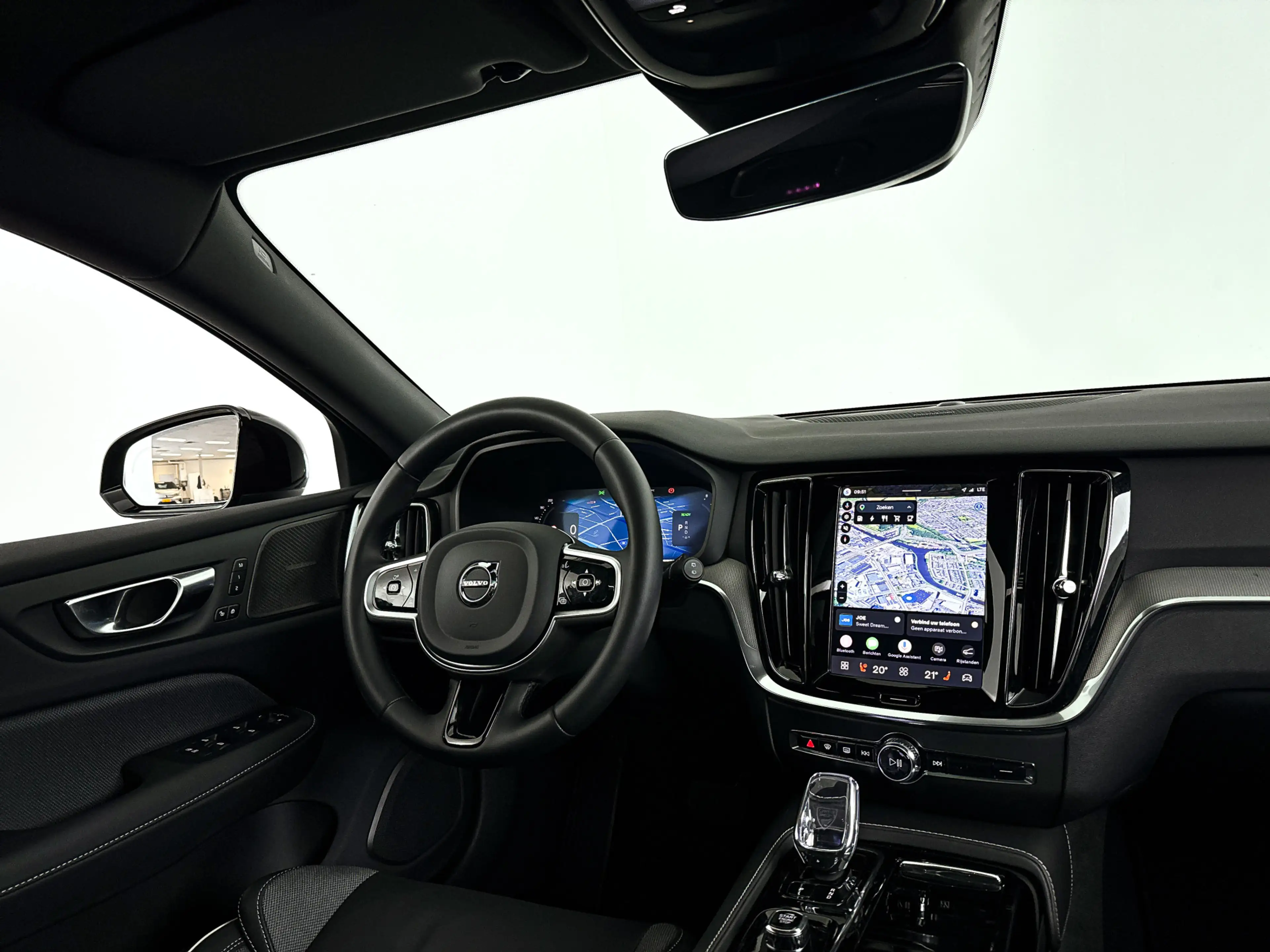 Volvo V60 T8 Plug-in hybrid AWD Plus Dark | SOH 100% | Panor — photo 3