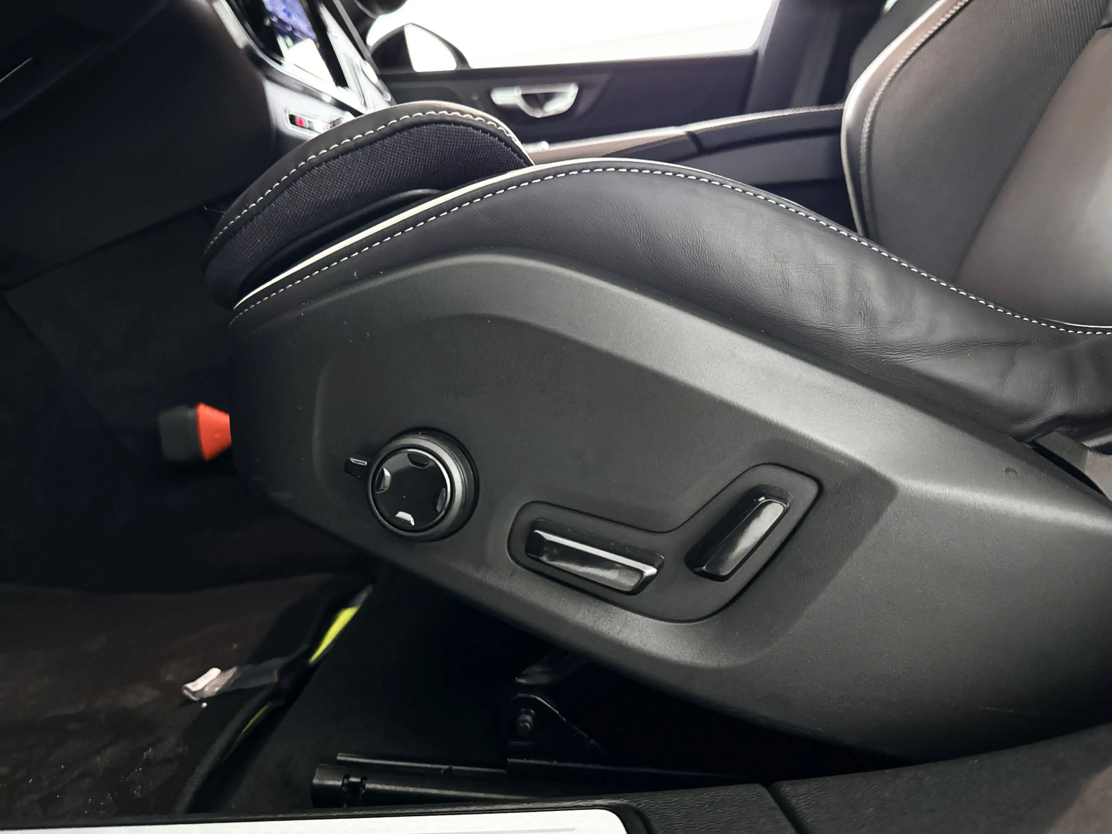 Volvo V60 T8 Plug-in hybrid AWD Plus Dark | SOH 100% | Panor — photo 7