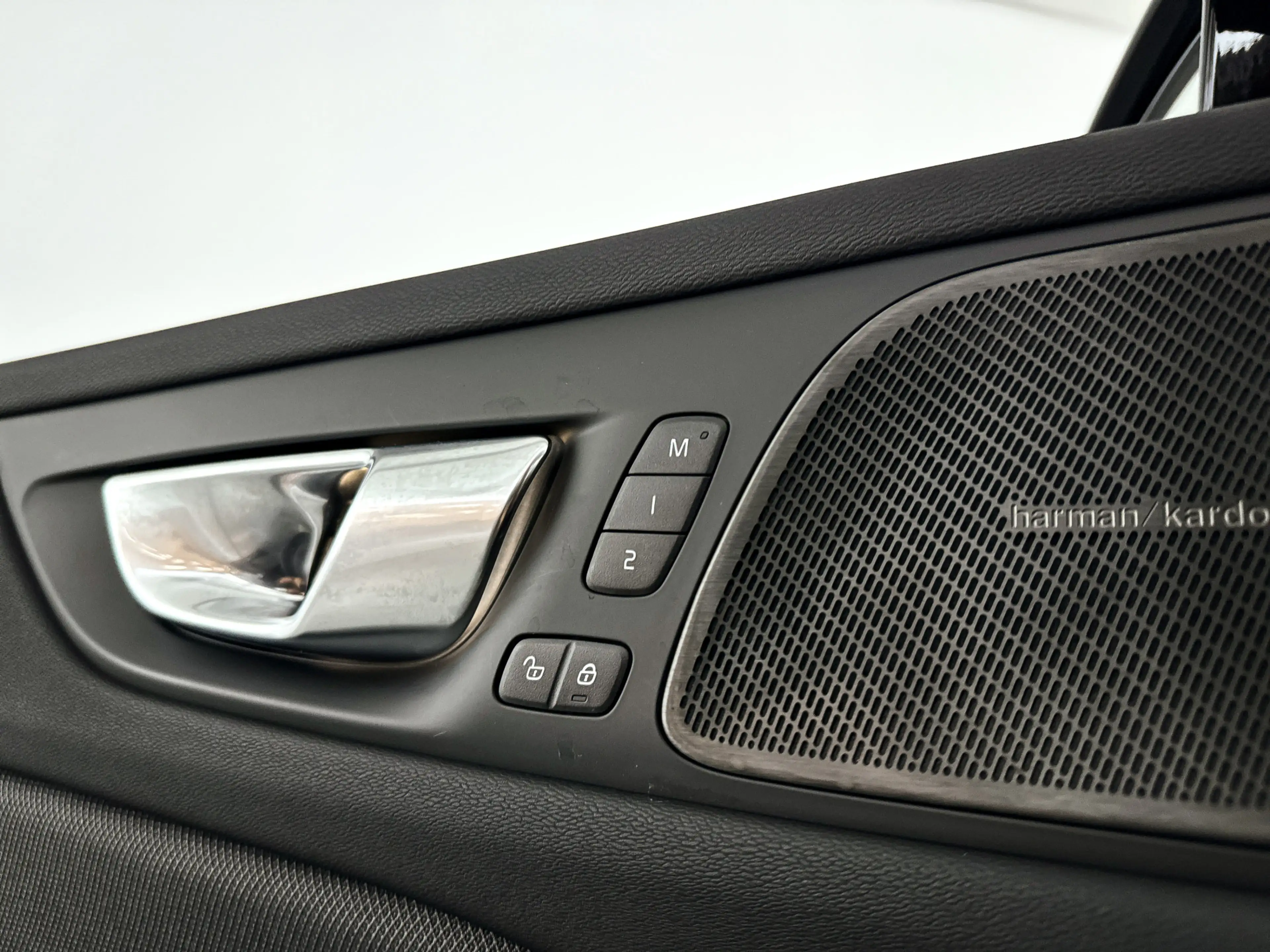 Volvo V60 T8 Plug-in hybrid AWD Plus Dark | SOH 100% | Panor — photo 8