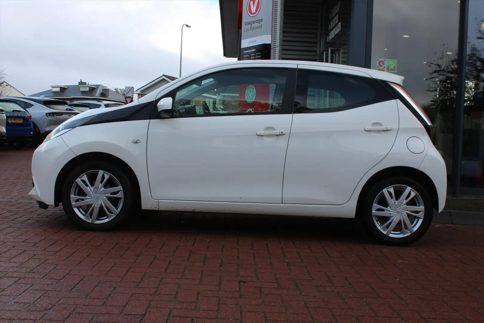 Toyota Aygo 1.0 VVT-i *x-play* Aut. | Camera | A/C | Bluetooth Wit - 2