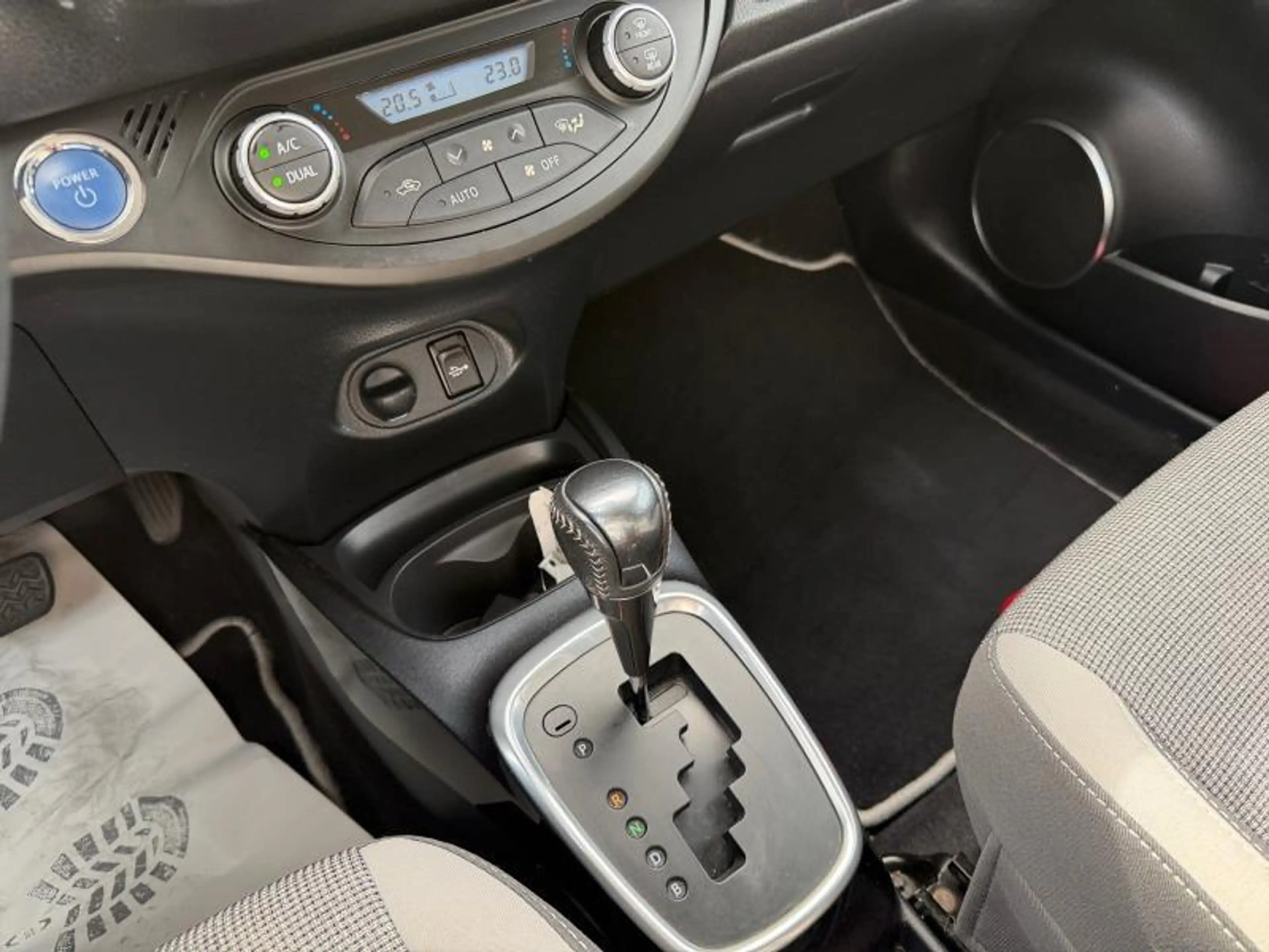 Toyota Yaris Y20 — photo 23