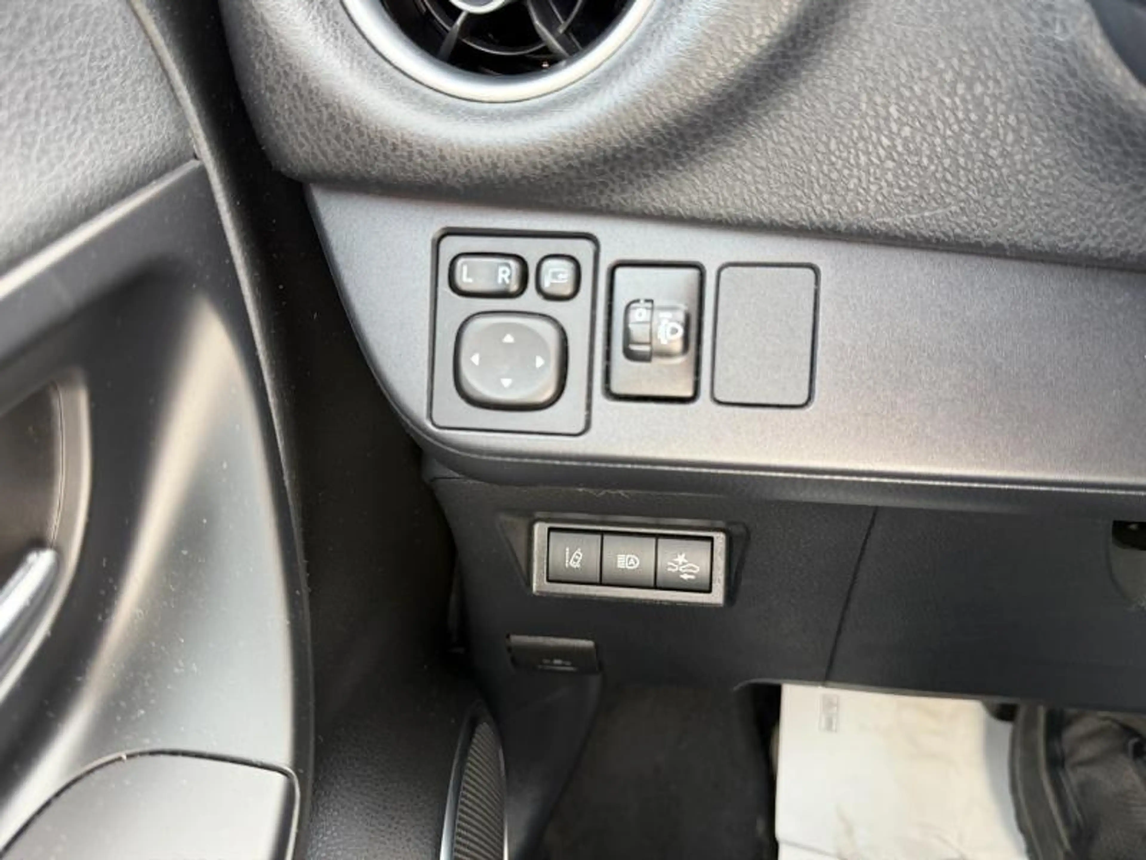 Toyota Yaris Y20 — photo 22