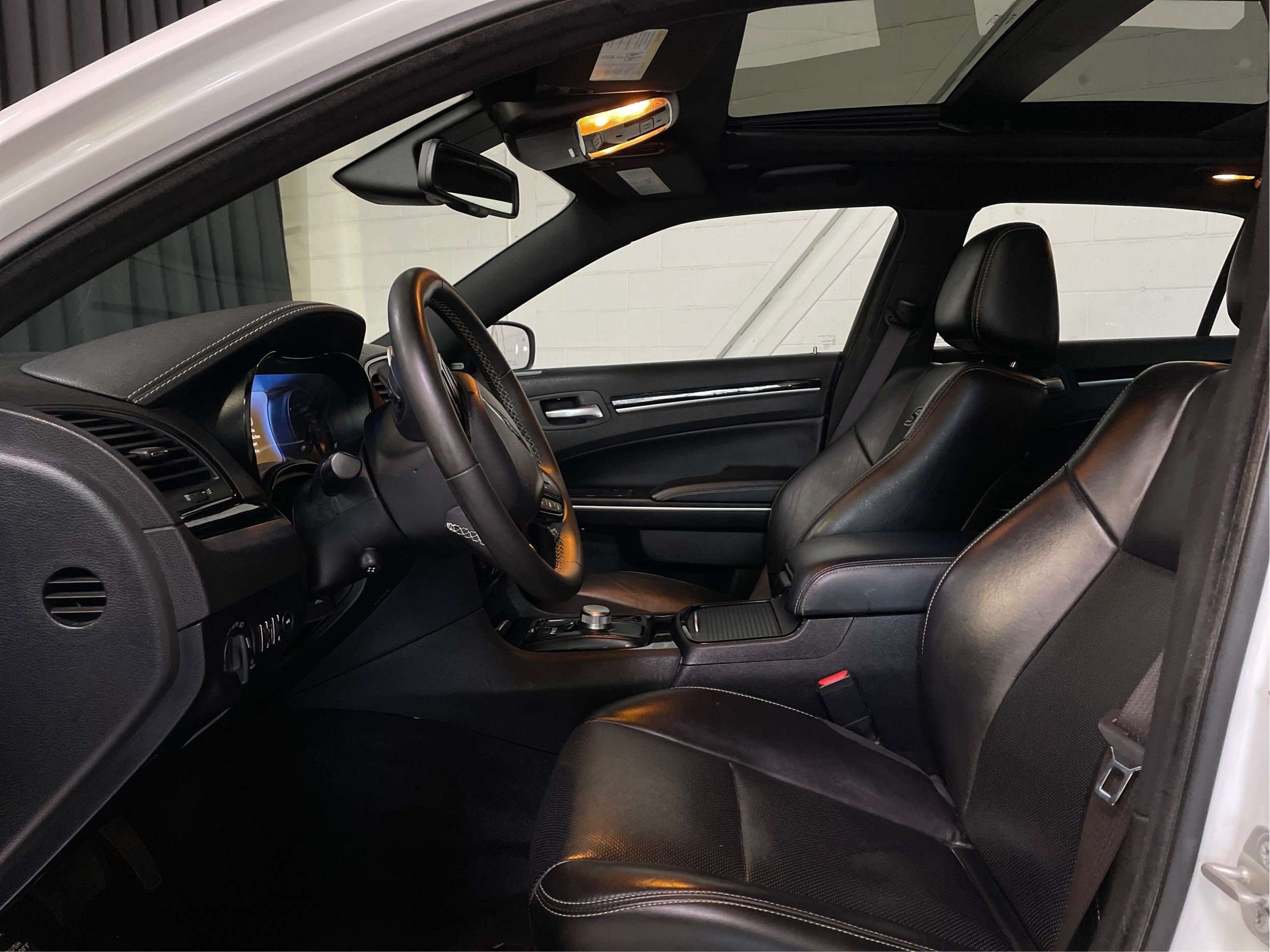 2023 Chrysler 300 AWD Cuir Toit Mags Sièges chauffants Caméra de rec — снимка 1