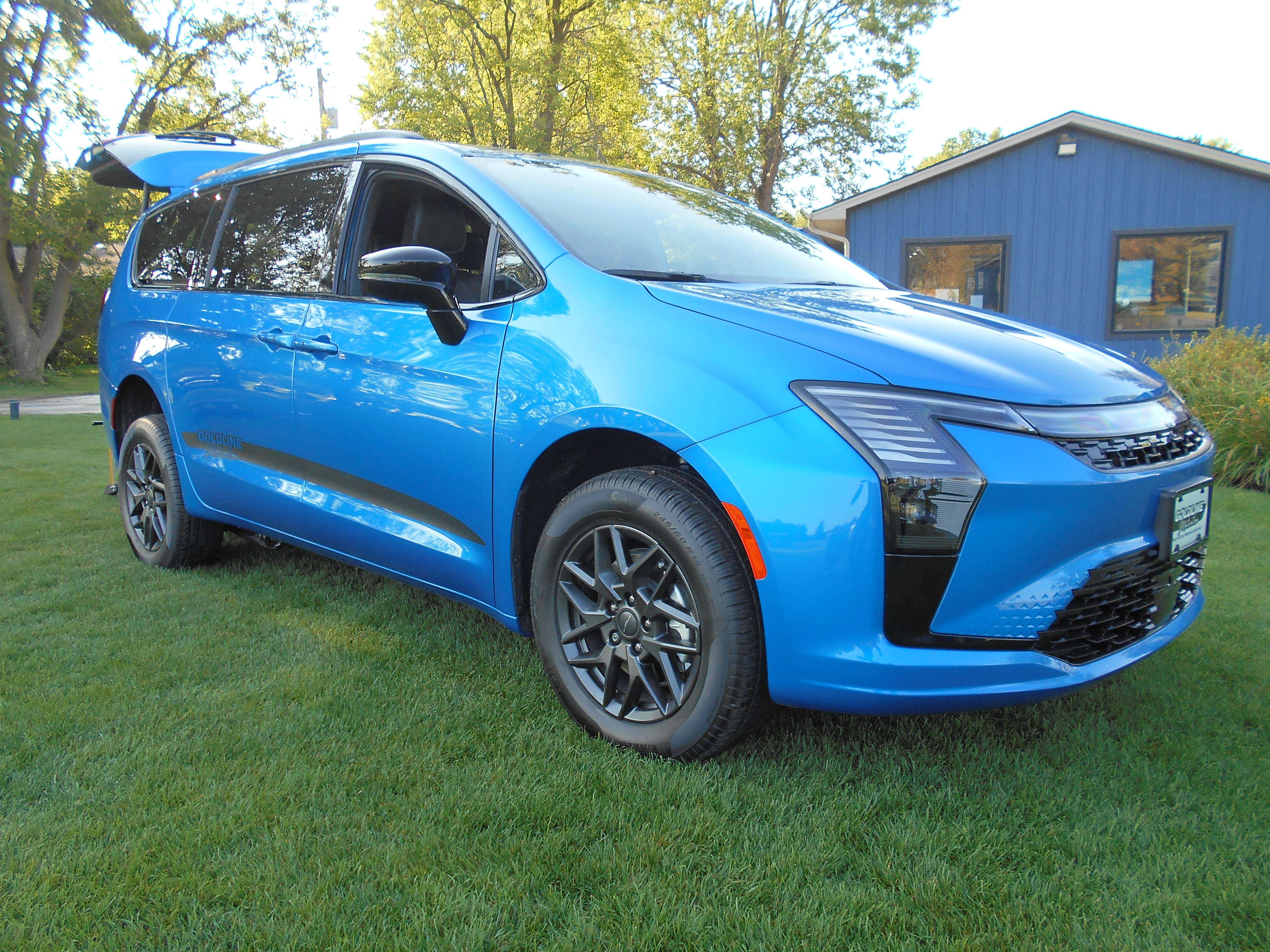 2027 Chrysler Pacifica Select S FWD Wheelchair Accessible Rear Entry — снимка 1