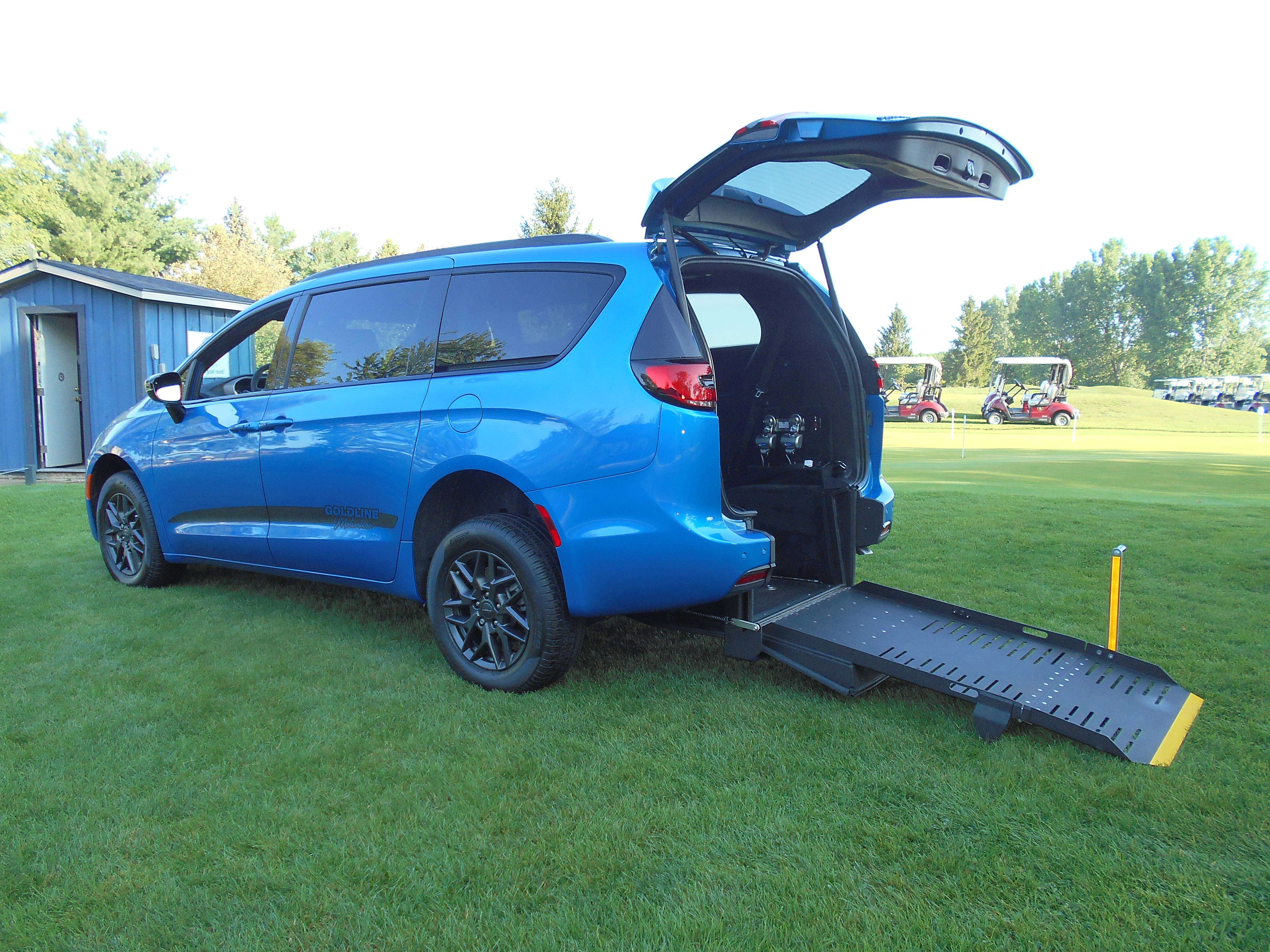 2027 Chrysler Pacifica Select S FWD Wheelchair Accessible Rear Entry — снимка 1