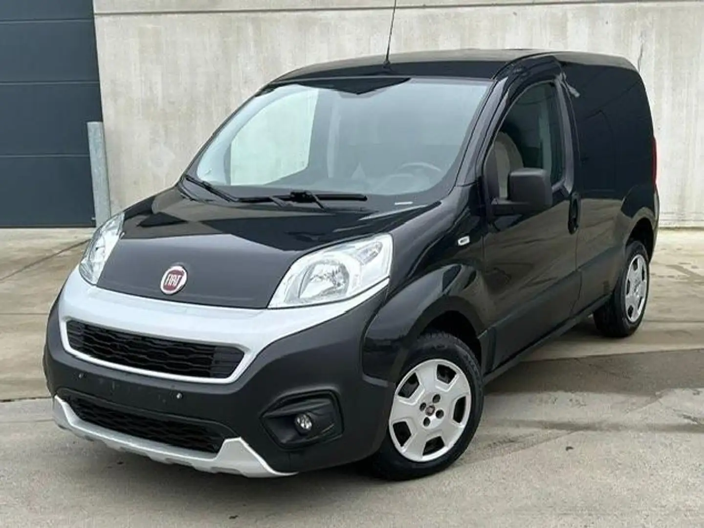 Fiat Fiorino 1.3 Multijet 95CV euro6d clim TVAC Zwart - 1