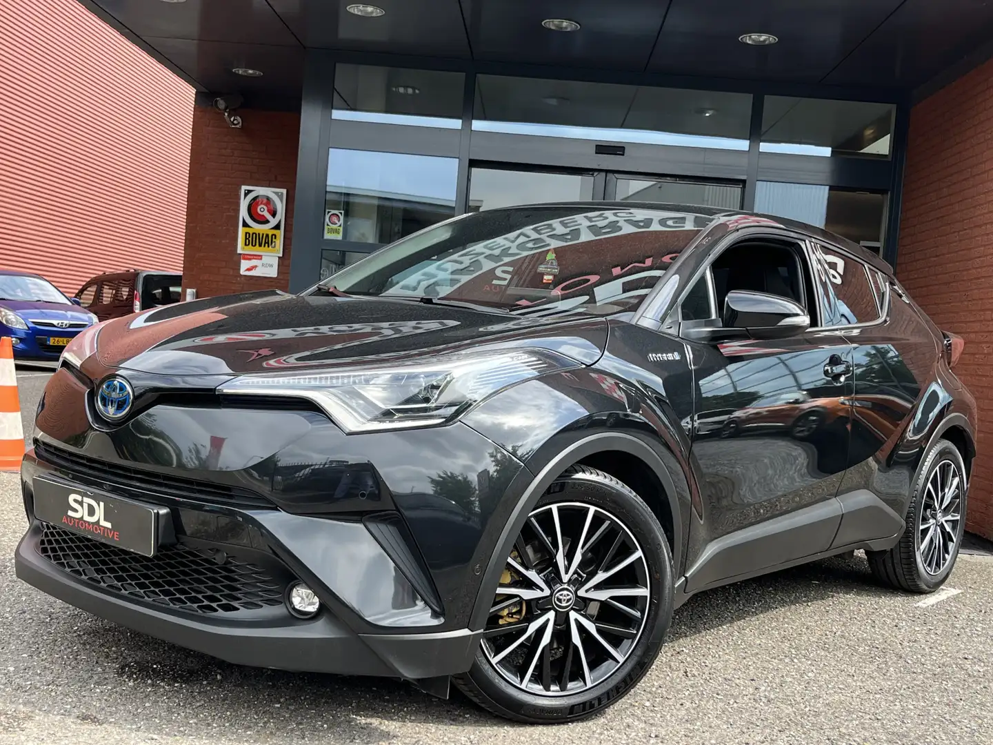 Toyota C-HR 1.8 Hybrid Executive // LED // ADAPTIVE CRUISE // Zwart - 2