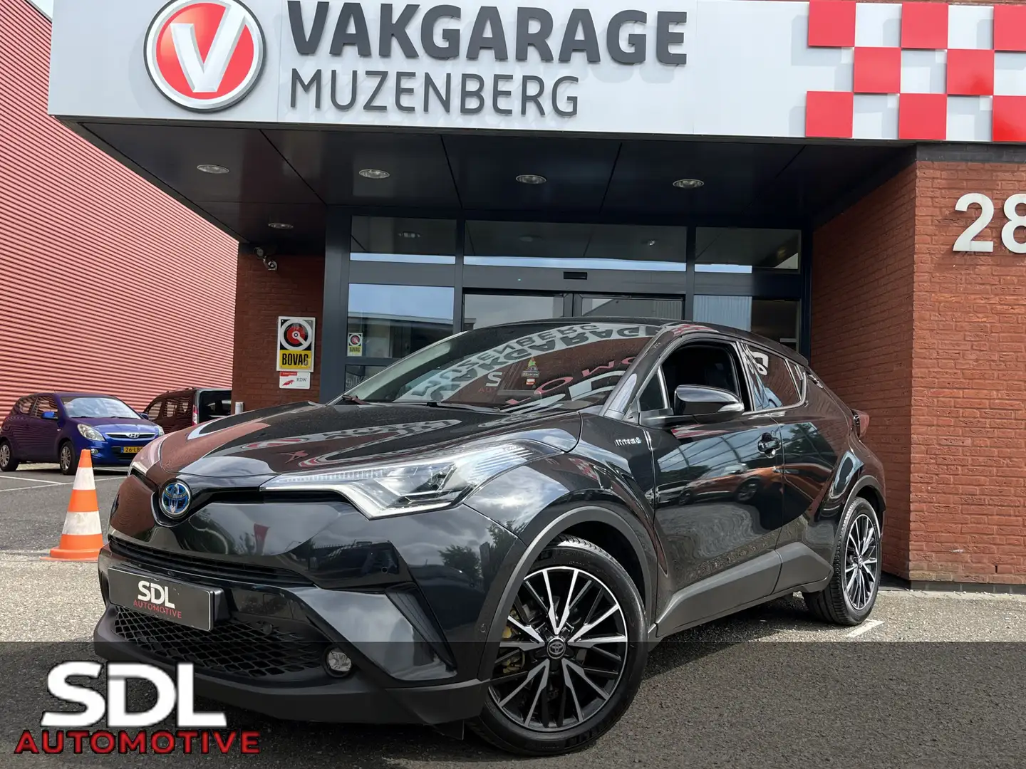 Toyota C-HR 1.8 Hybrid Executive // LED // ADAPTIVE CRUISE // Zwart - 1