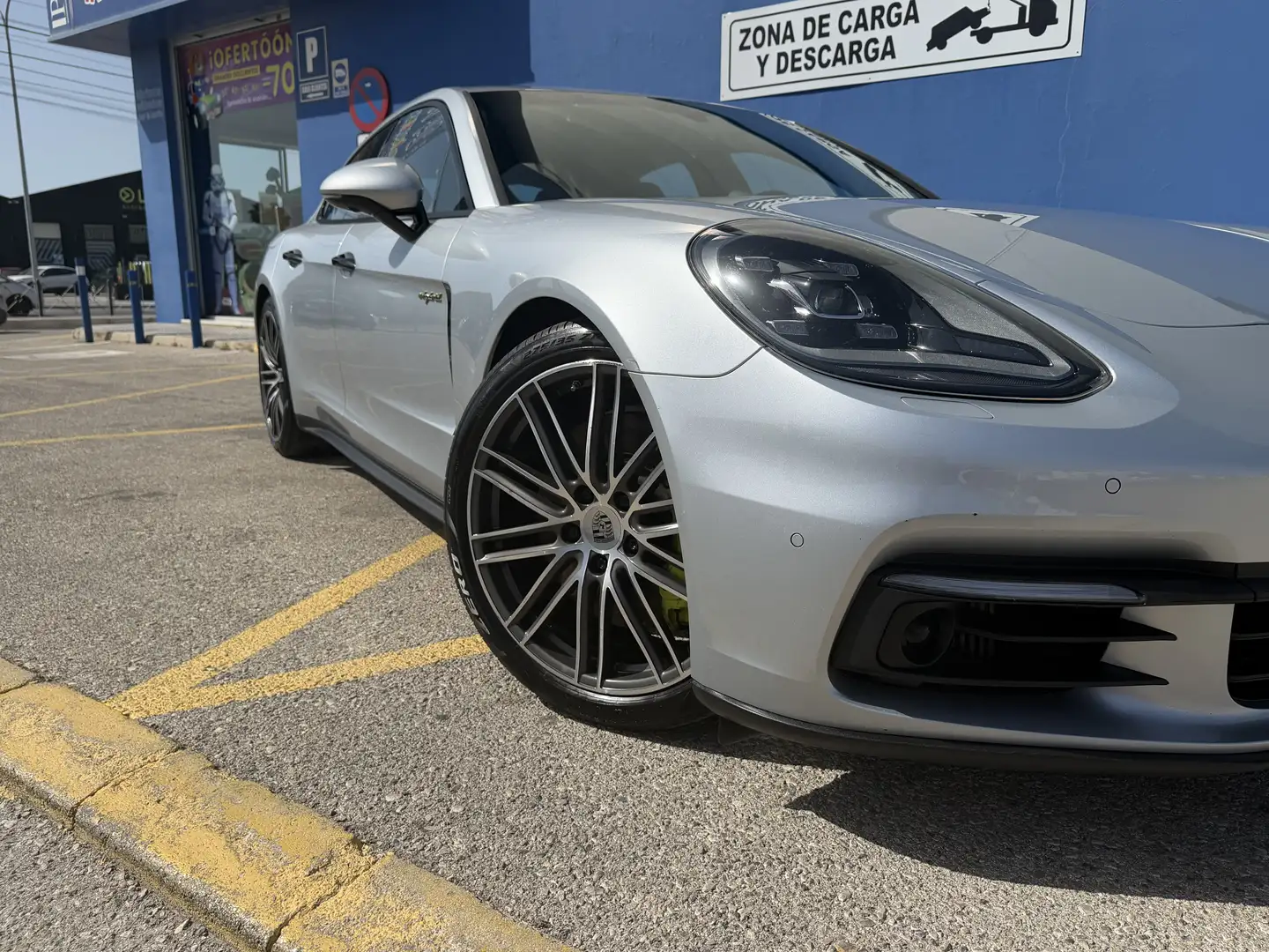 Porsche Panamera 4 e-Hybrid - 1