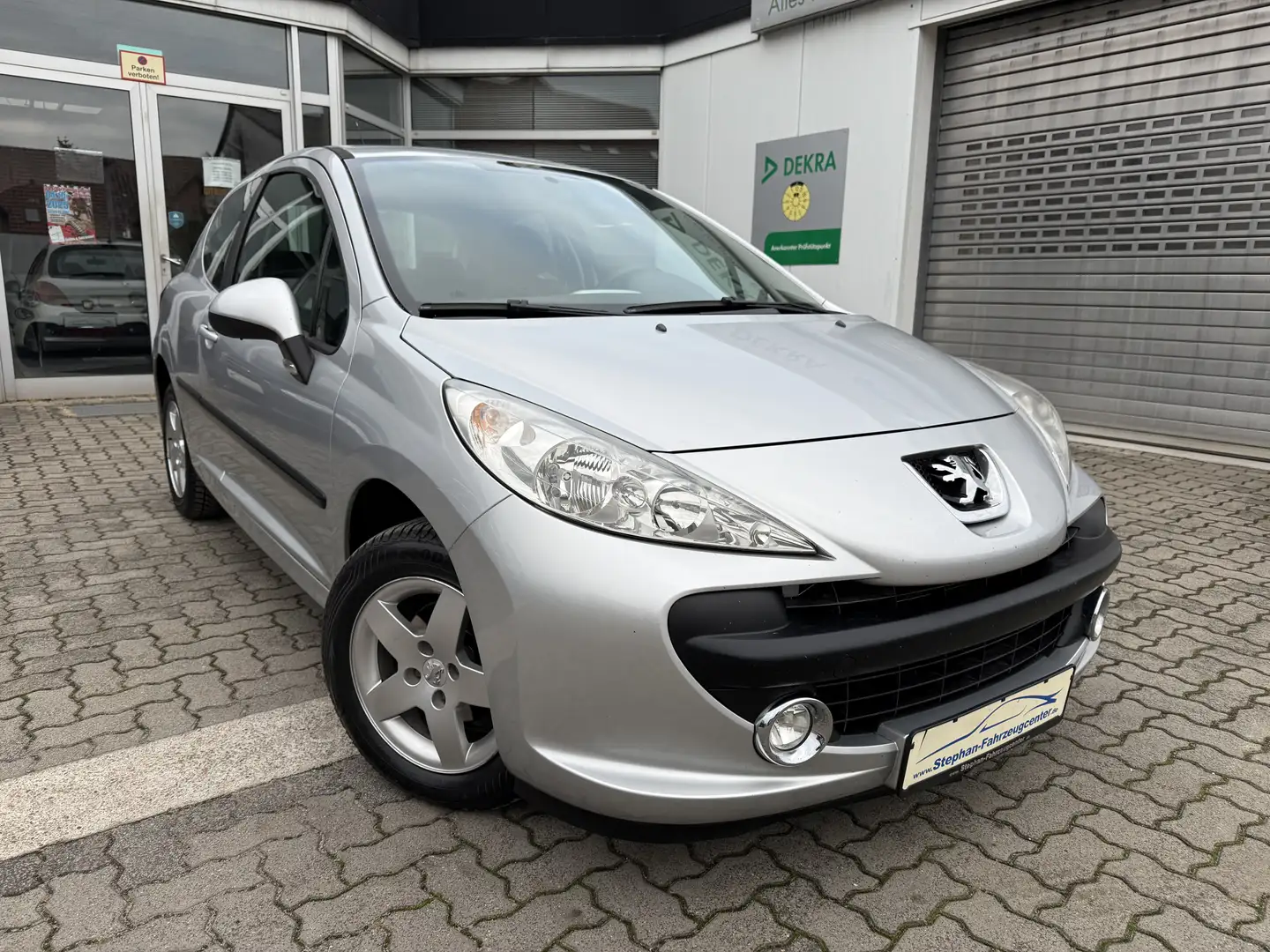 Peugeot 207 Urban Move 3trg. mit Klima/ZV/eSp/ABS/ESP/Allwette Grau - 1