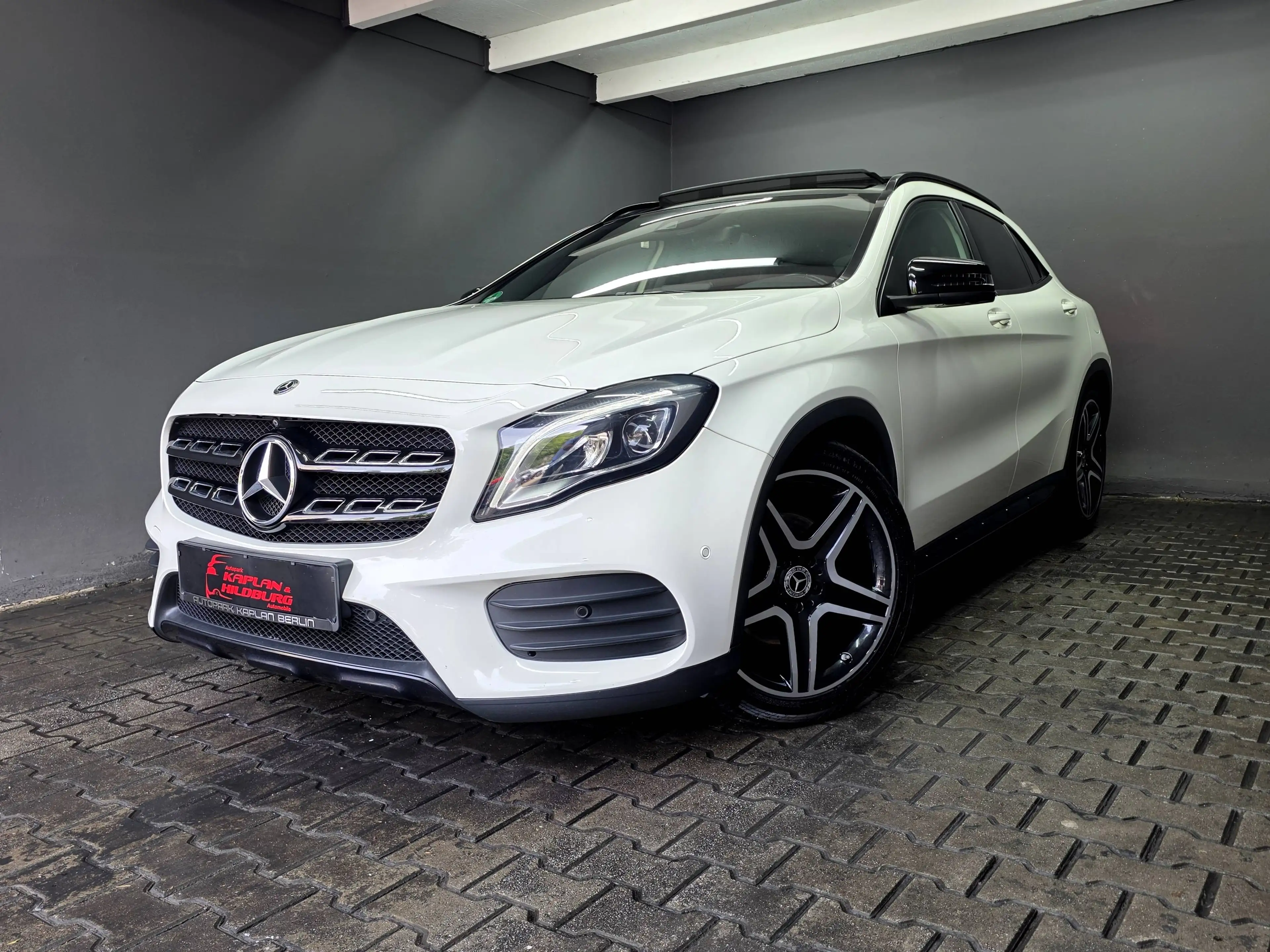 Mercedes-Benz GLA 220 d 4MATIC, AMG LINE, PANO, 360°, NAVI, LED,