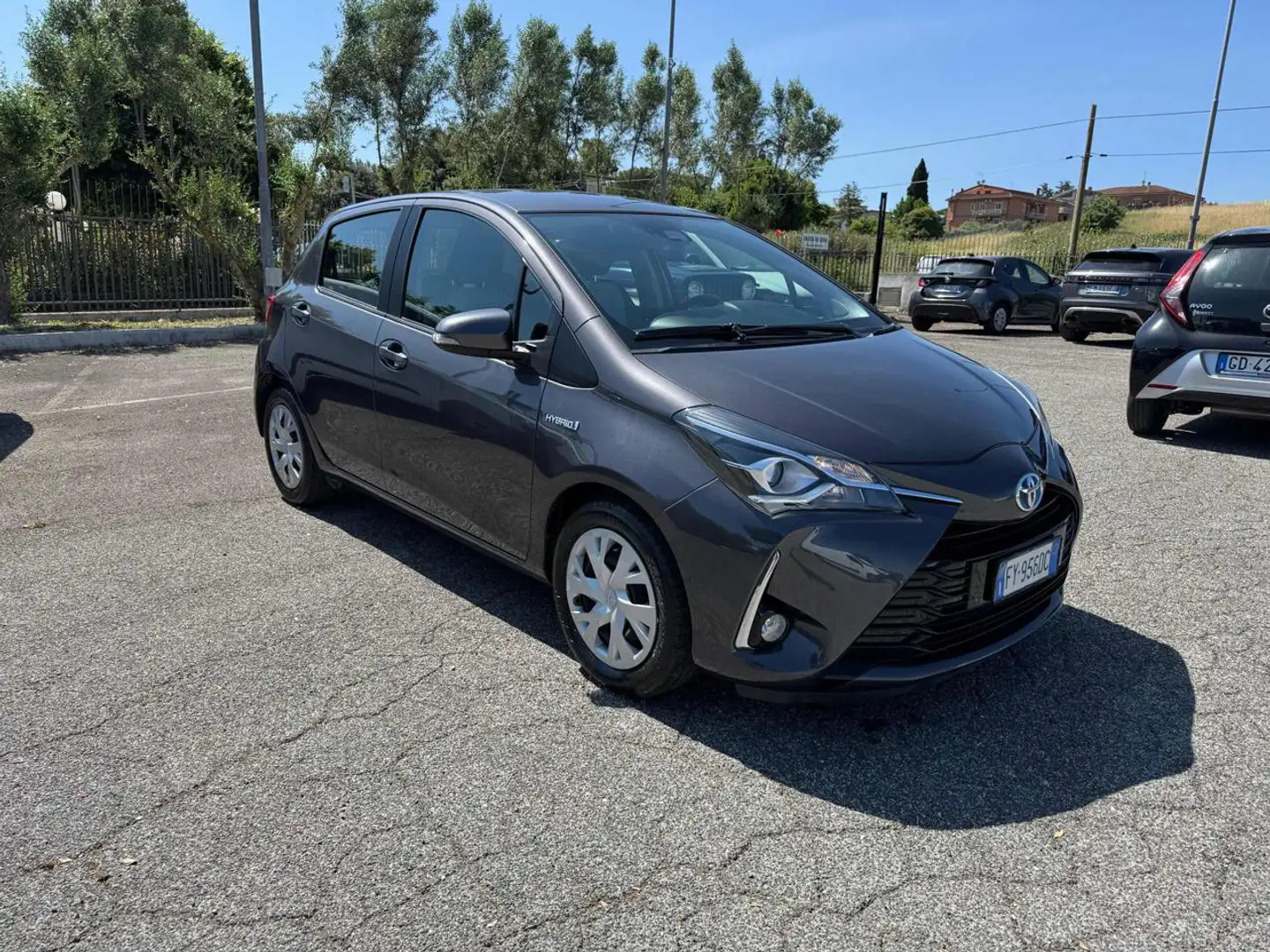 Toyota Yaris 1.5 Hybrid 5 porte Cool Šedá - 1