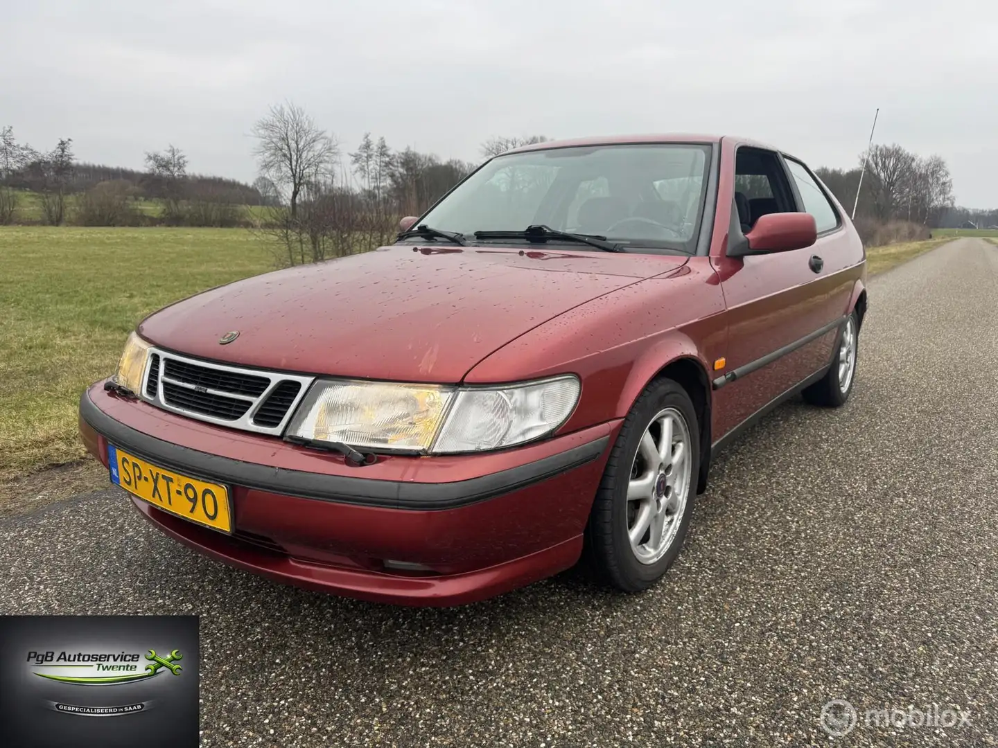 Saab 900 Coupé 2.3 SE Rojo - 1