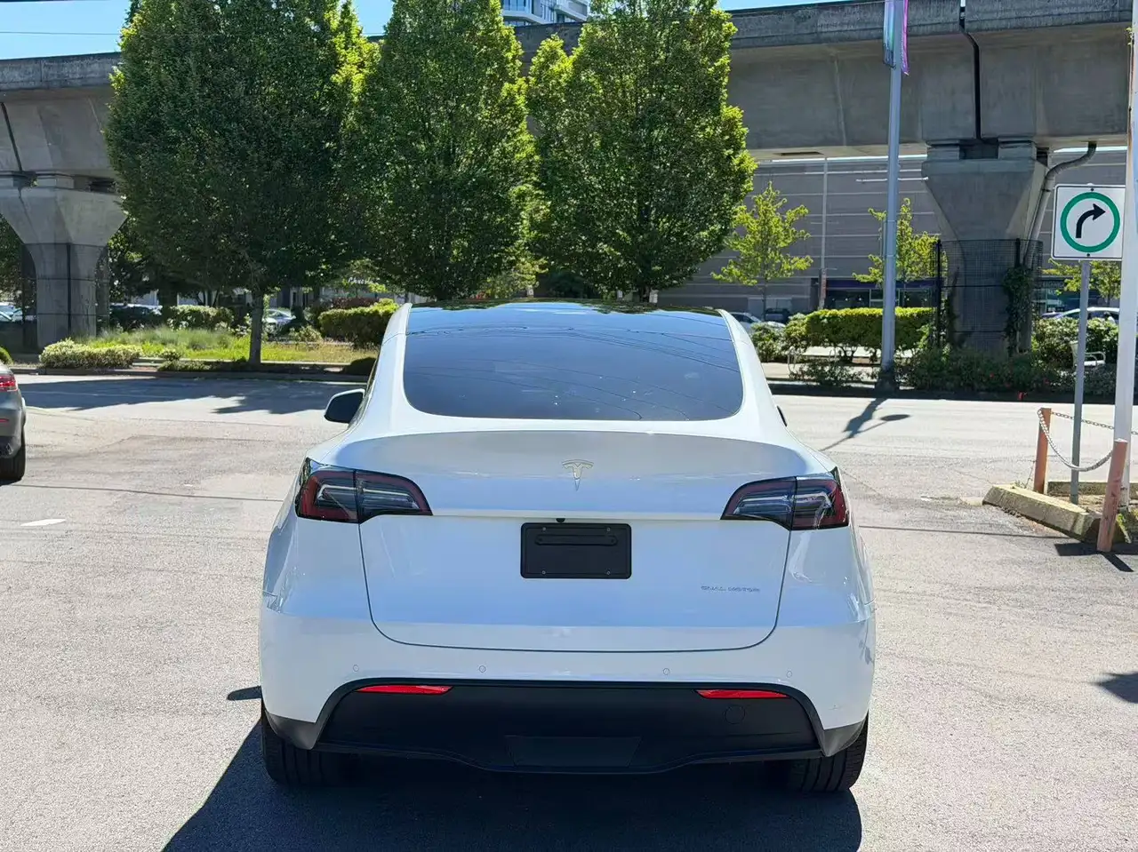 Tesla Model Y снимка Tesla Model Y