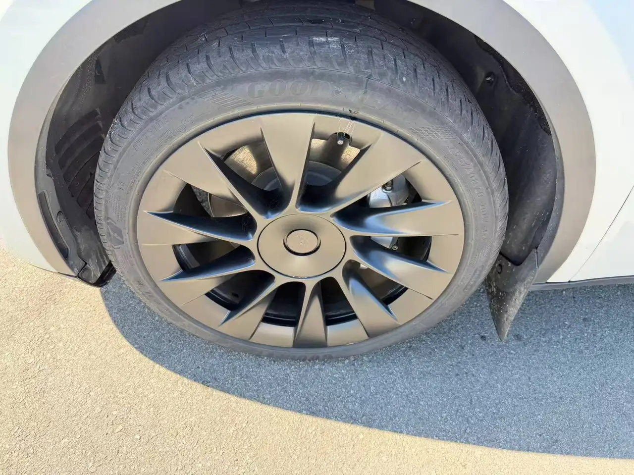 Tesla Model Y снимка Tesla Model Y