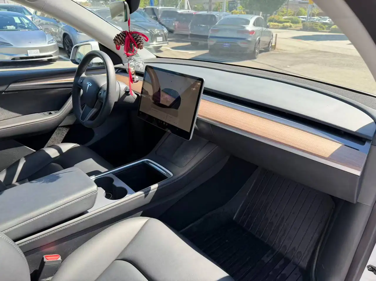 Tesla Model Y снимка Tesla Model Y