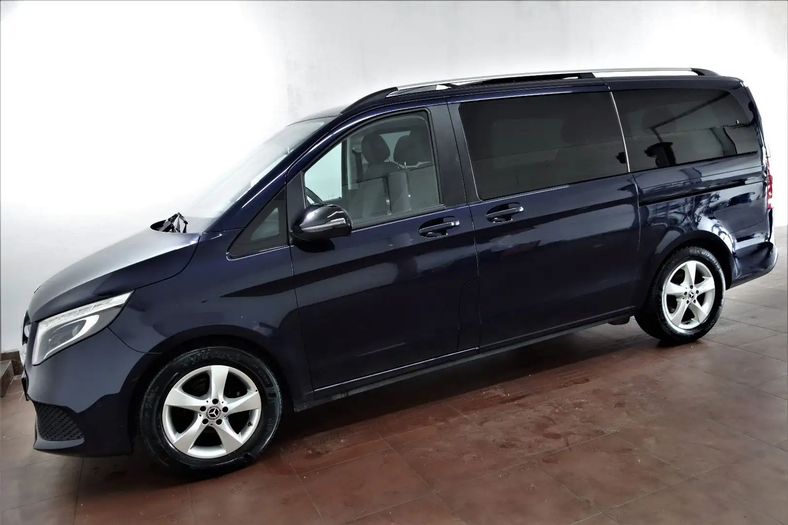 Mercedes-Benz V 300 V300d EDITION lang Sportpaket LED/Night/Pan/MBUX Modrá - 2