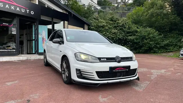 Volkswagen Golf view 3
