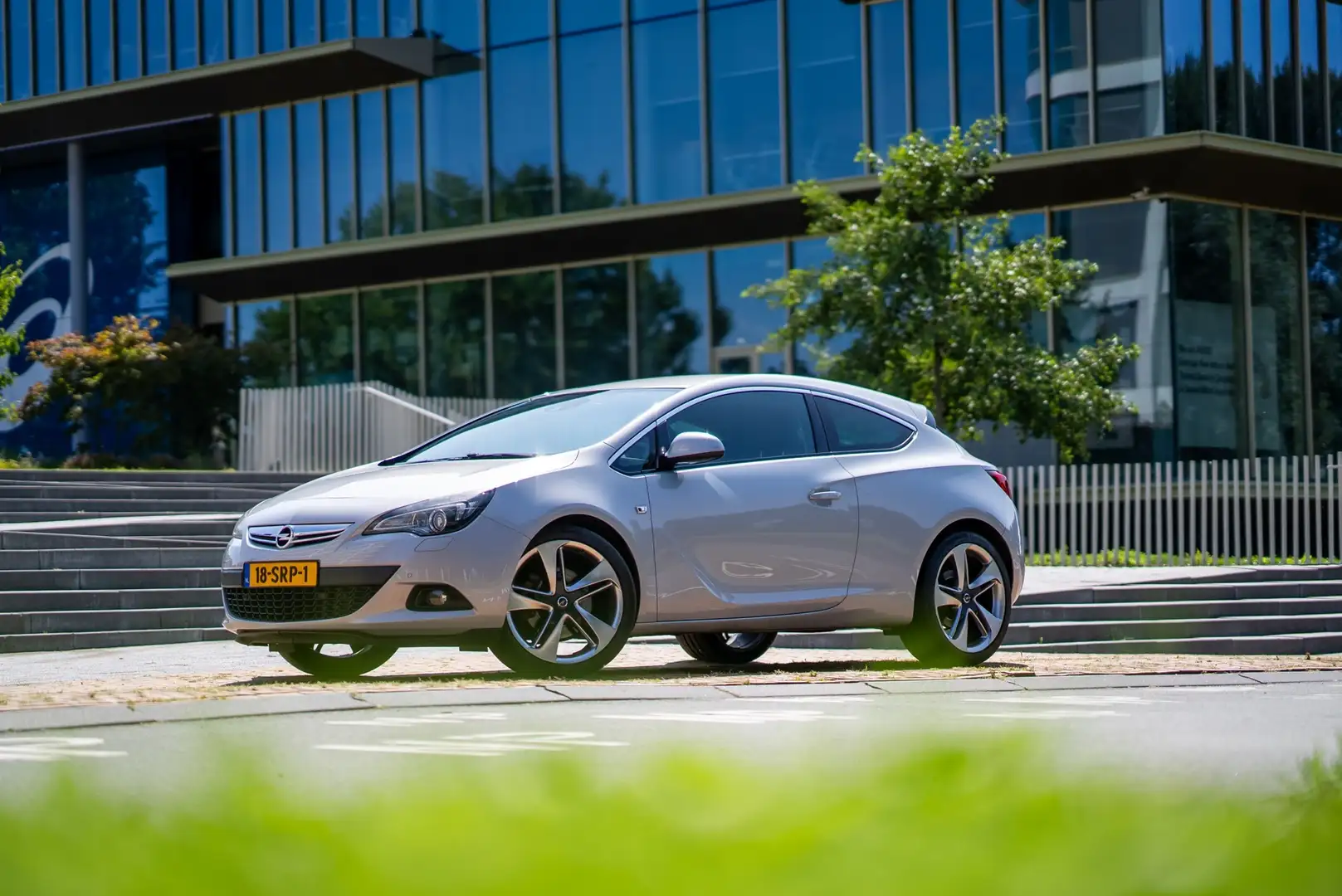 Opel Astra 1.6 GTC Wit - 1