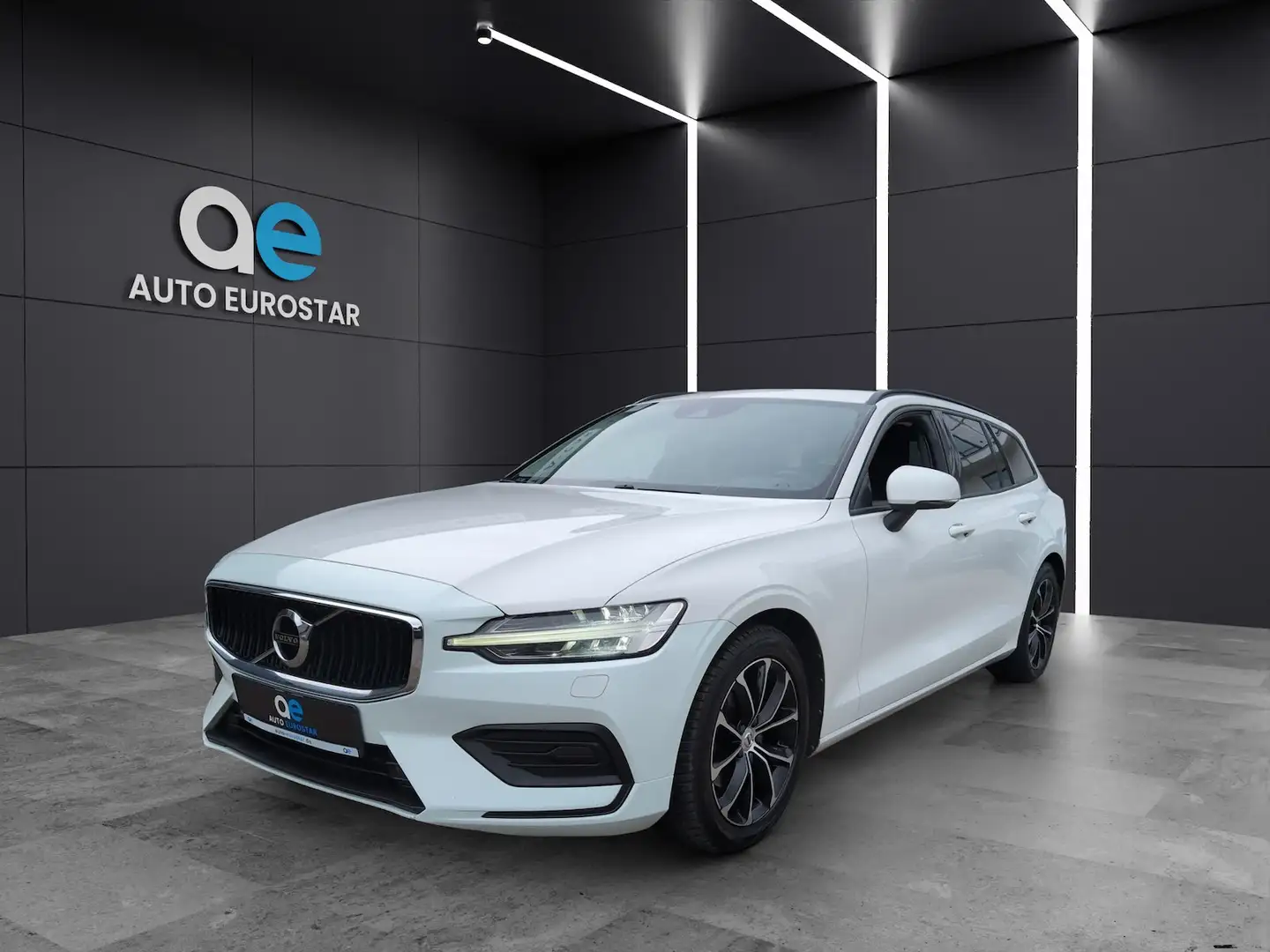 Volvo V60 Momentum *LED*Digital*eAHK*Navi* Bílá - 1