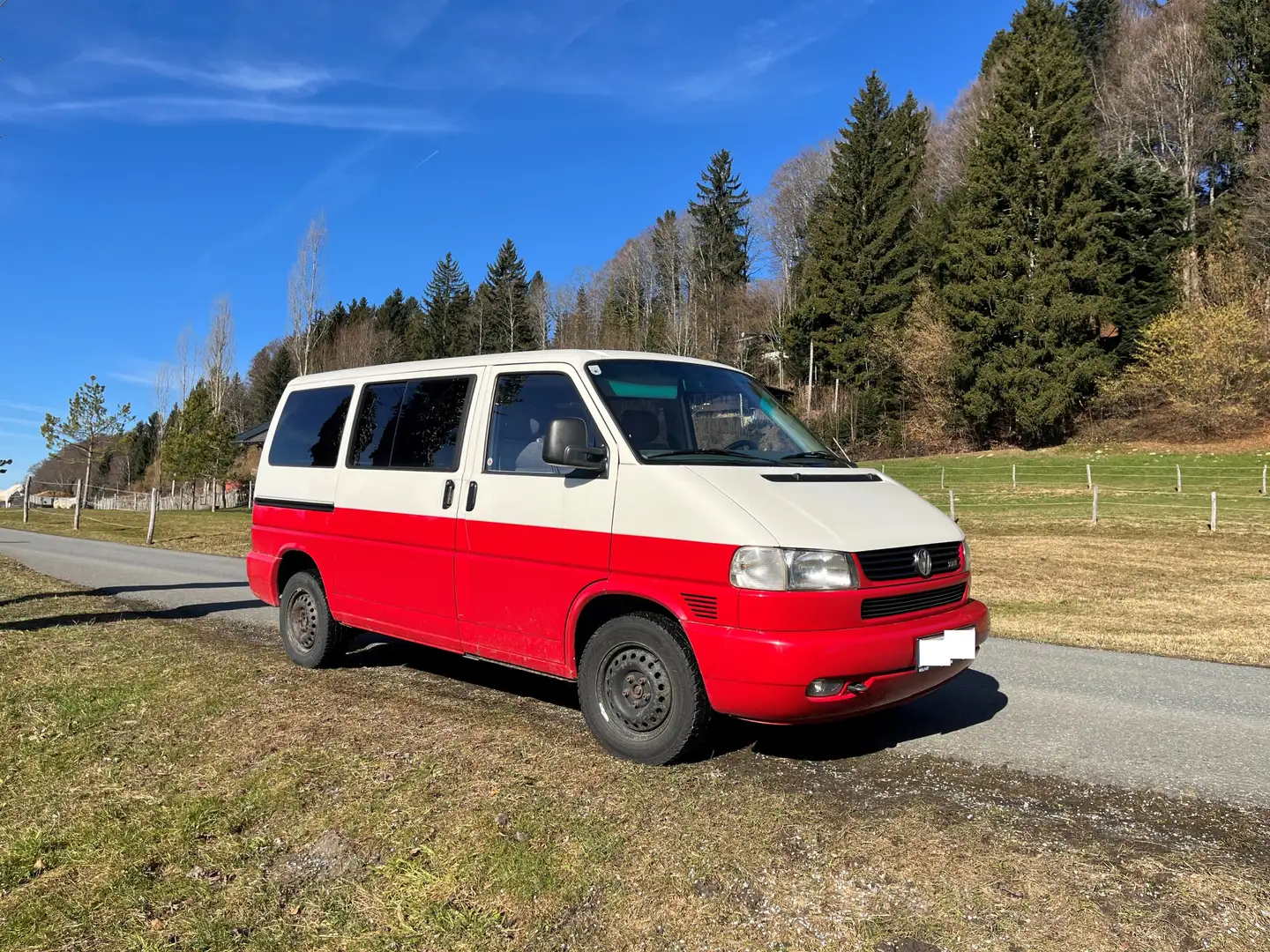 Volkswagen T4 Caravelle Caravelle 3-3-3 2,5 TDI Rot - 1