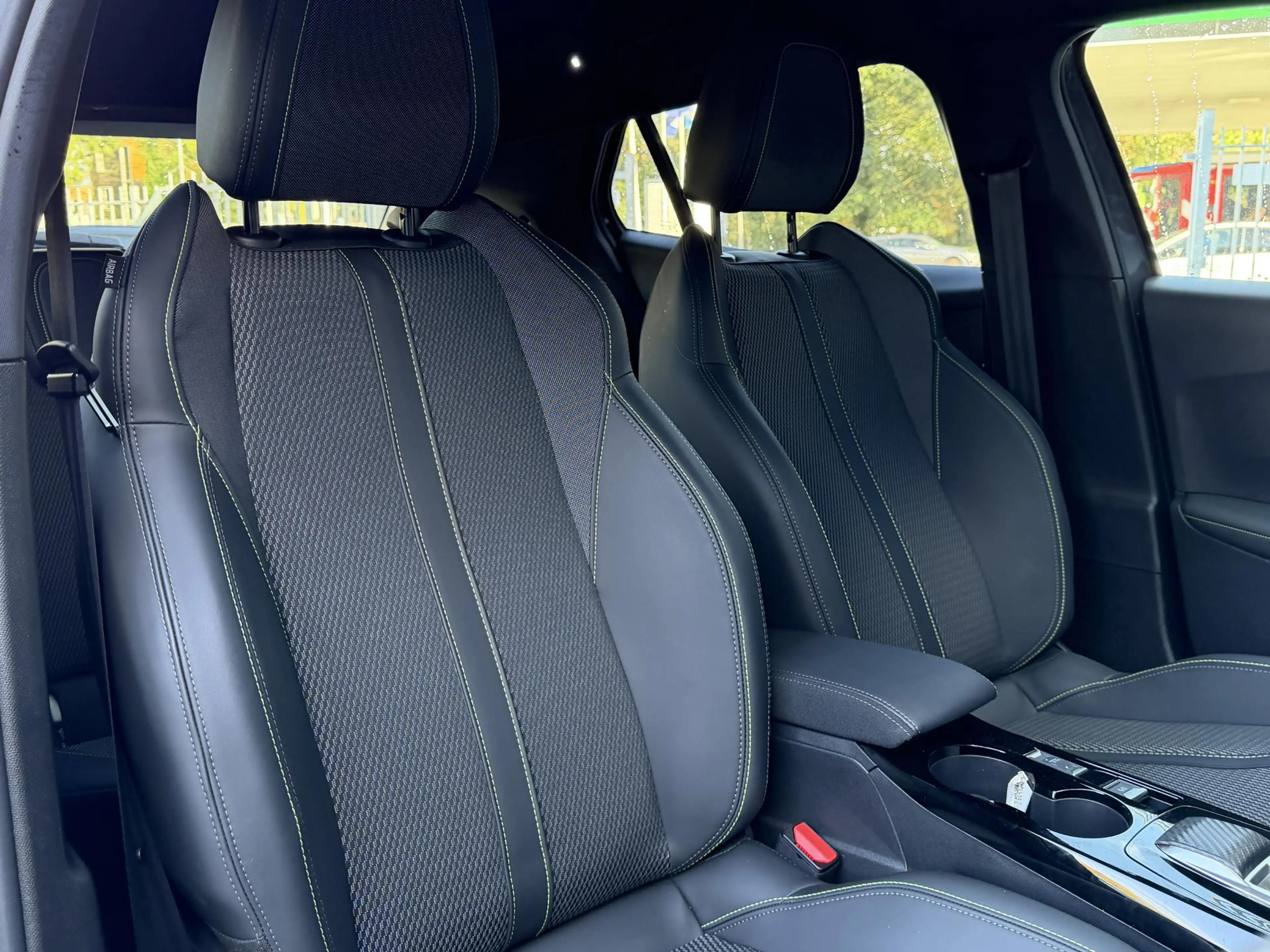 Peugeot 2008 1.2 Hybrid 145 GT | Navigatie | 360 camera | Apple — photo 8