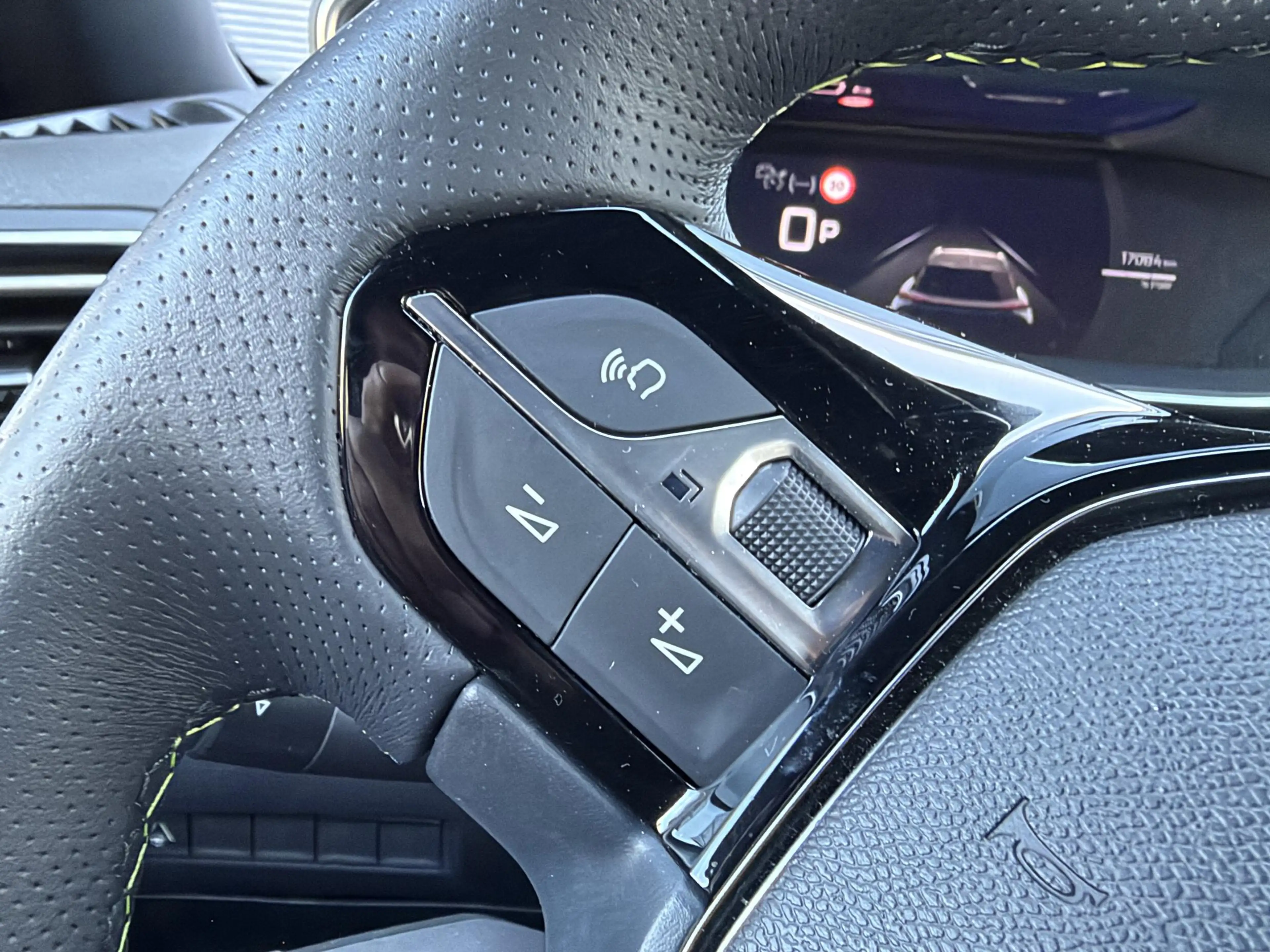 Peugeot 2008 1.2 Hybrid 145 GT | Navigatie | 360 camera | Apple — photo 13