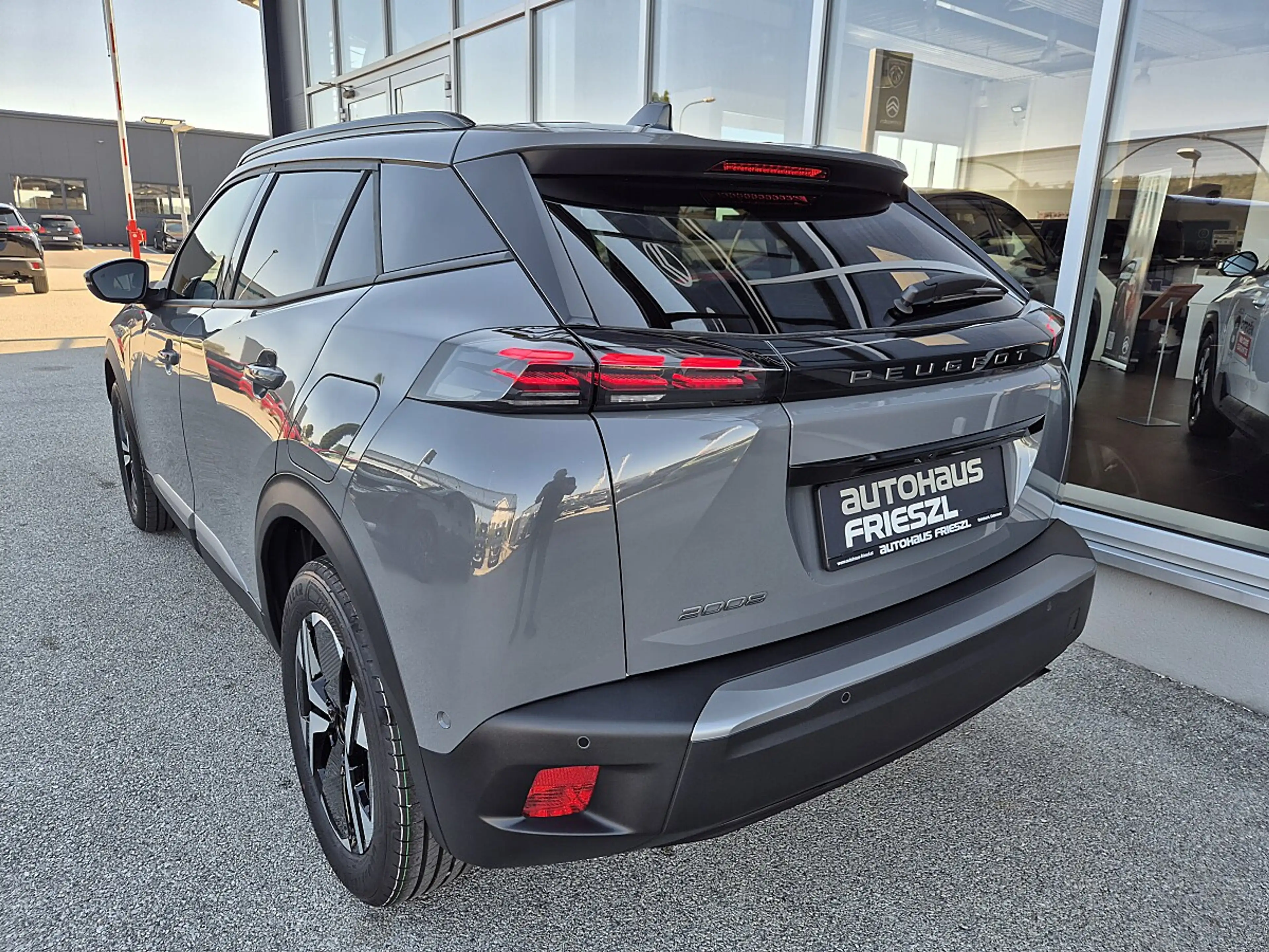Peugeot 2008 PureTech 110 S&S Allure 6-Gang-Manuell — photo 4