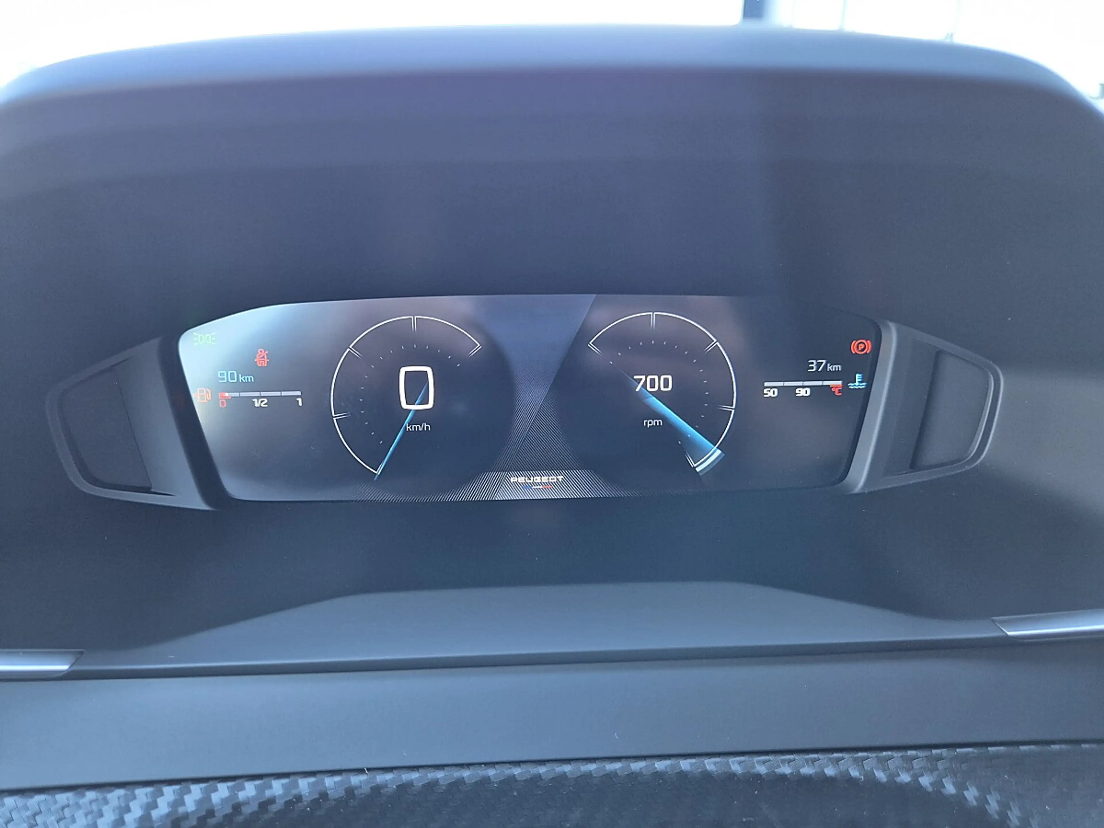 Peugeot 2008 PureTech 110 S&S Allure 6-Gang-Manuell — photo 8
