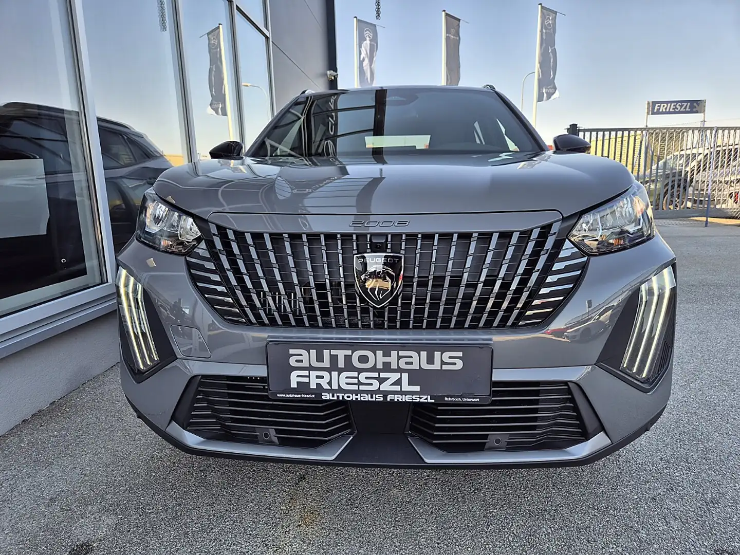 Peugeot 2008 PureTech 110 S&S Allure 6-Gang-Manuell Grau - 2