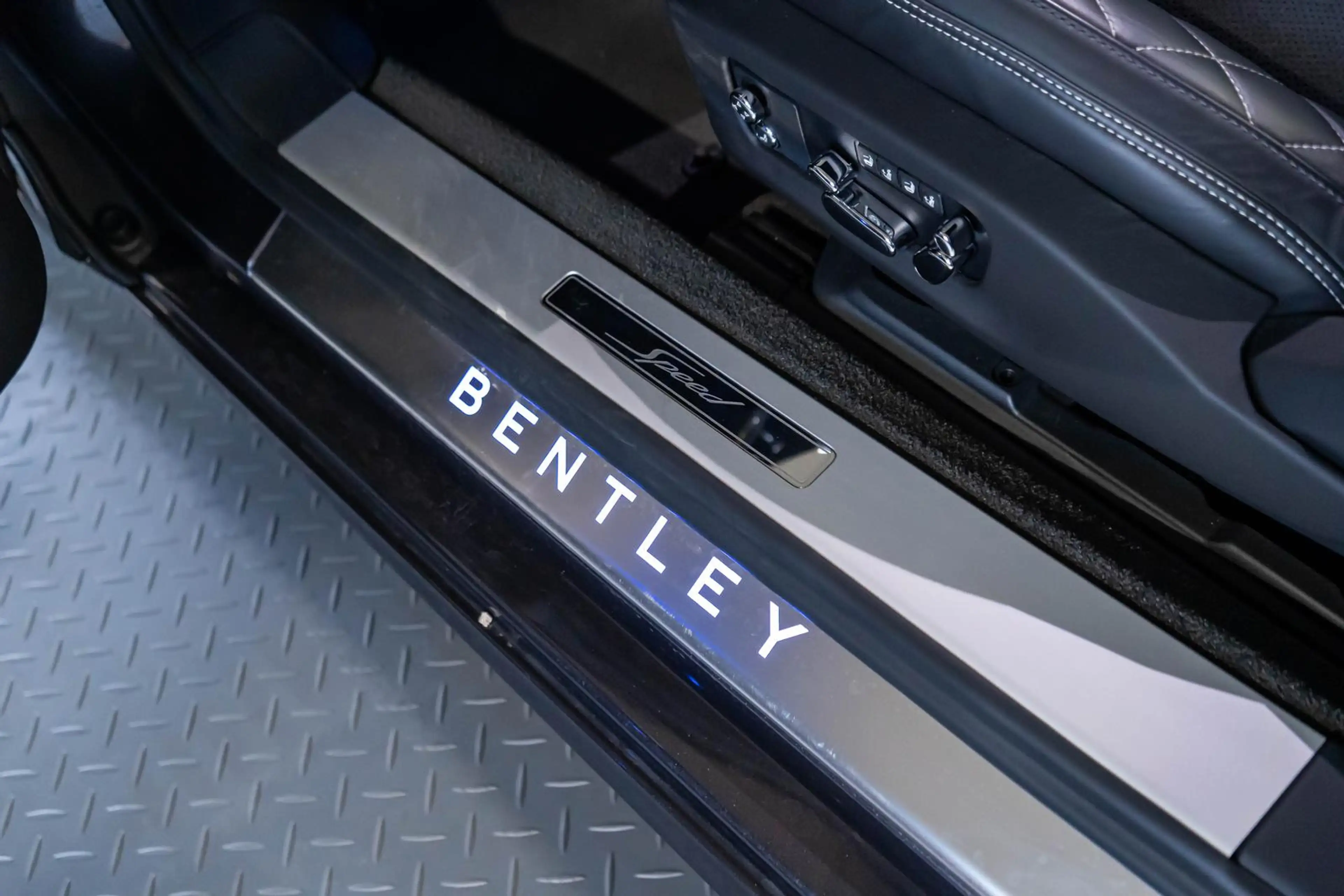 Bentley Continental Speed 6.0 W12 | B&O PANO MASSAGE — photo 11