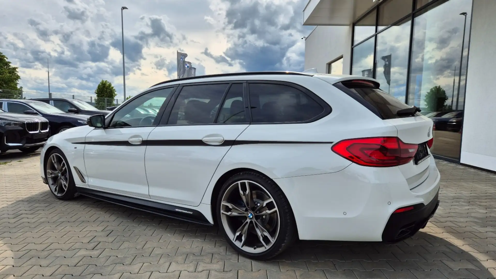BMW M550 d xDrive Touring PanoSD Laser Aktivlkg. Sthzg. Wit - 2